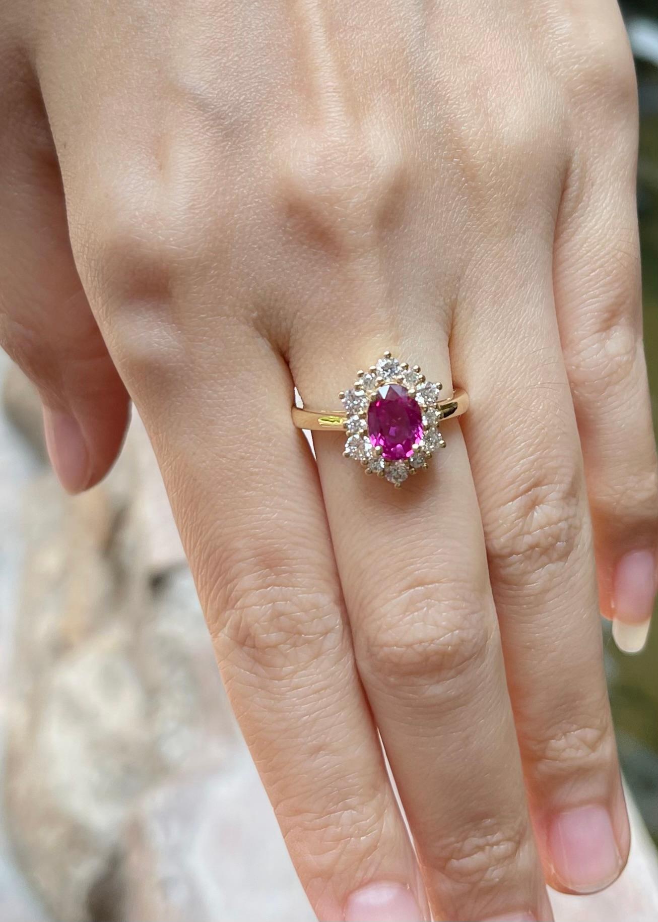 Taglio ovale Anello con rubino non riscaldato e diamante con montatura in oro 18 carati in vendita