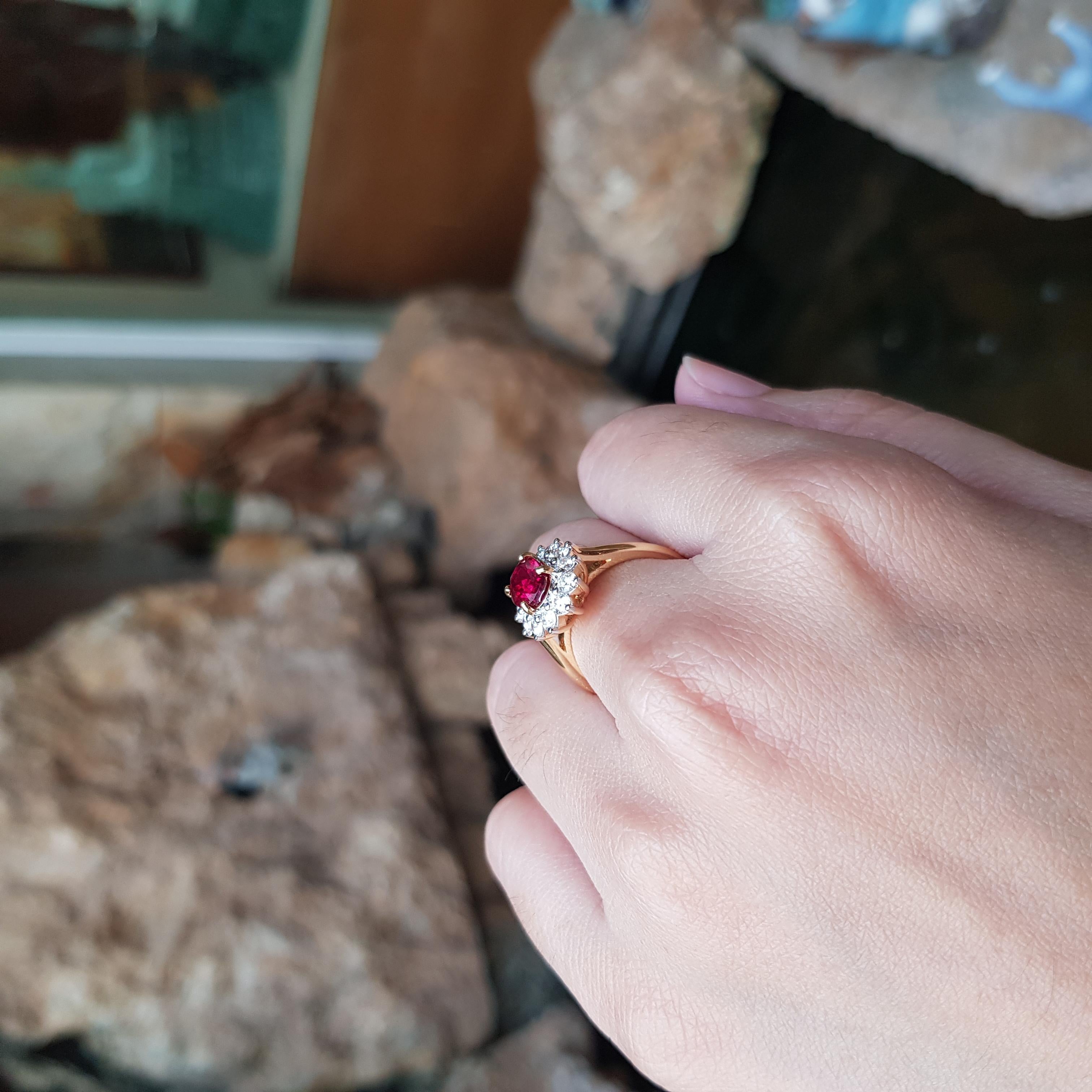 Unerhitzter Rubin mit Diamantring in 18 Karat Goldfassungen gefasst im Zustand „Neu“ im Angebot in Bangkok, TH