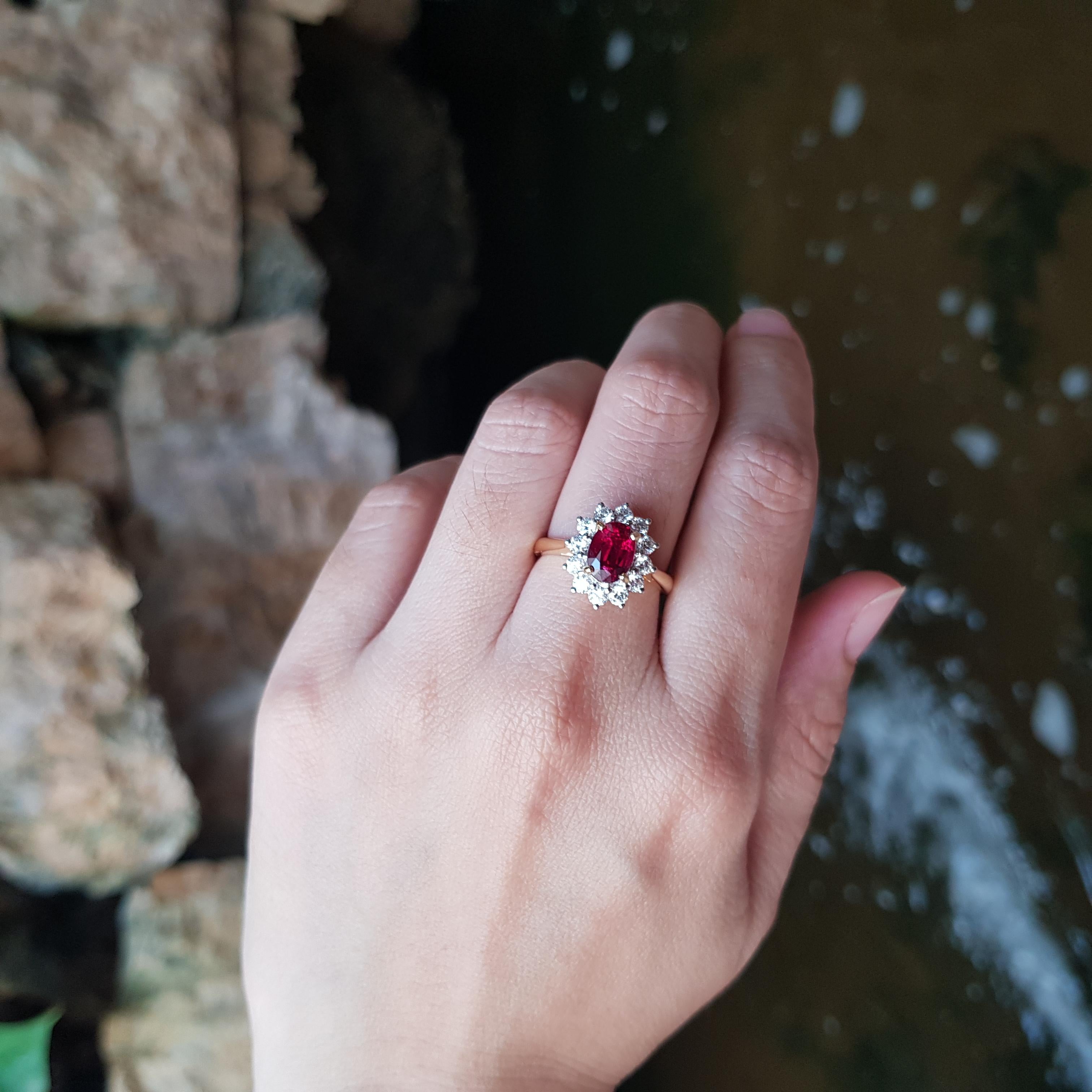 Unerhitzter Rubin mit Diamantring in 18 Karat Goldfassungen gefasst Damen im Angebot