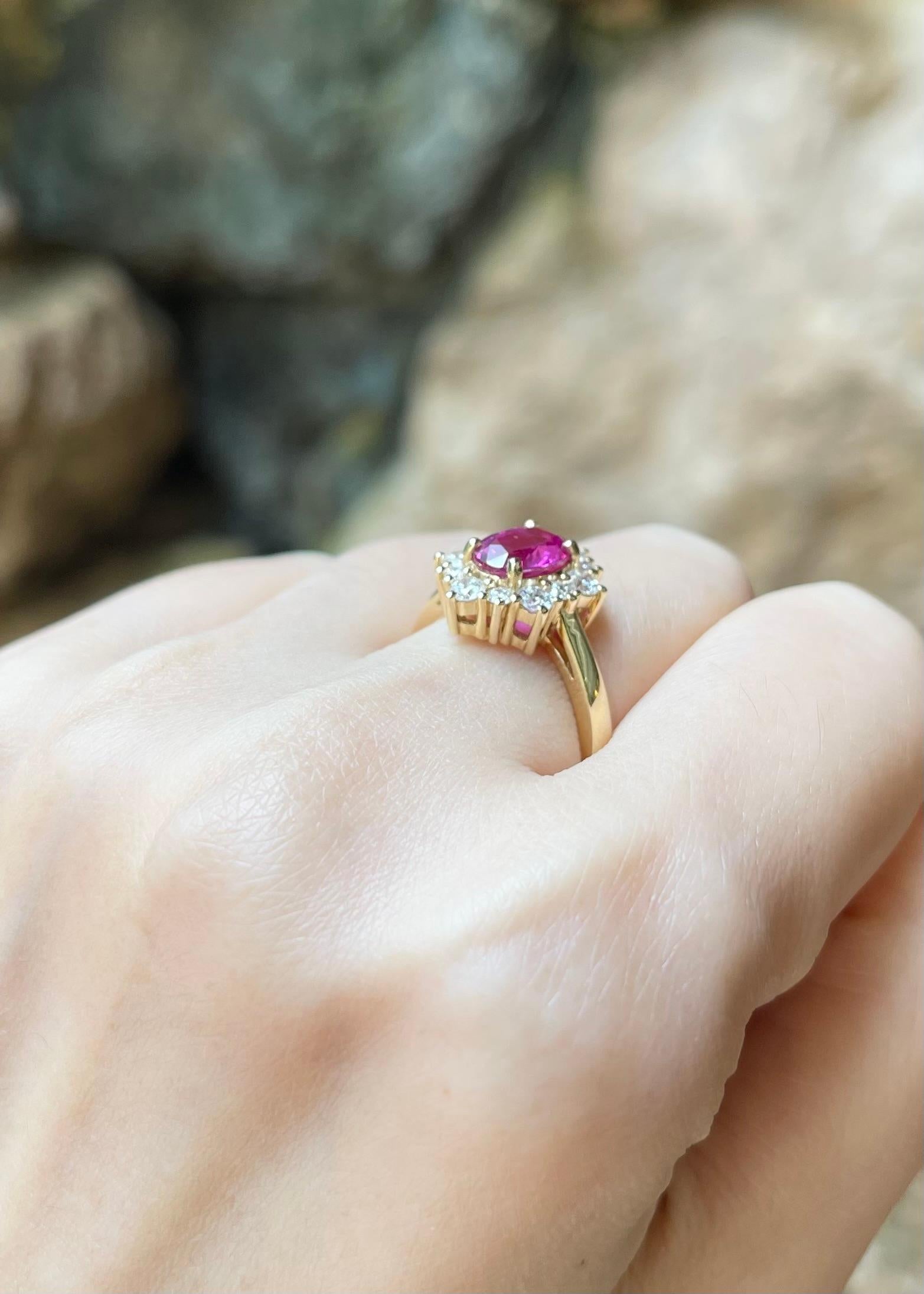 Donna Anello con rubino non riscaldato e diamante con montatura in oro 18 carati in vendita
