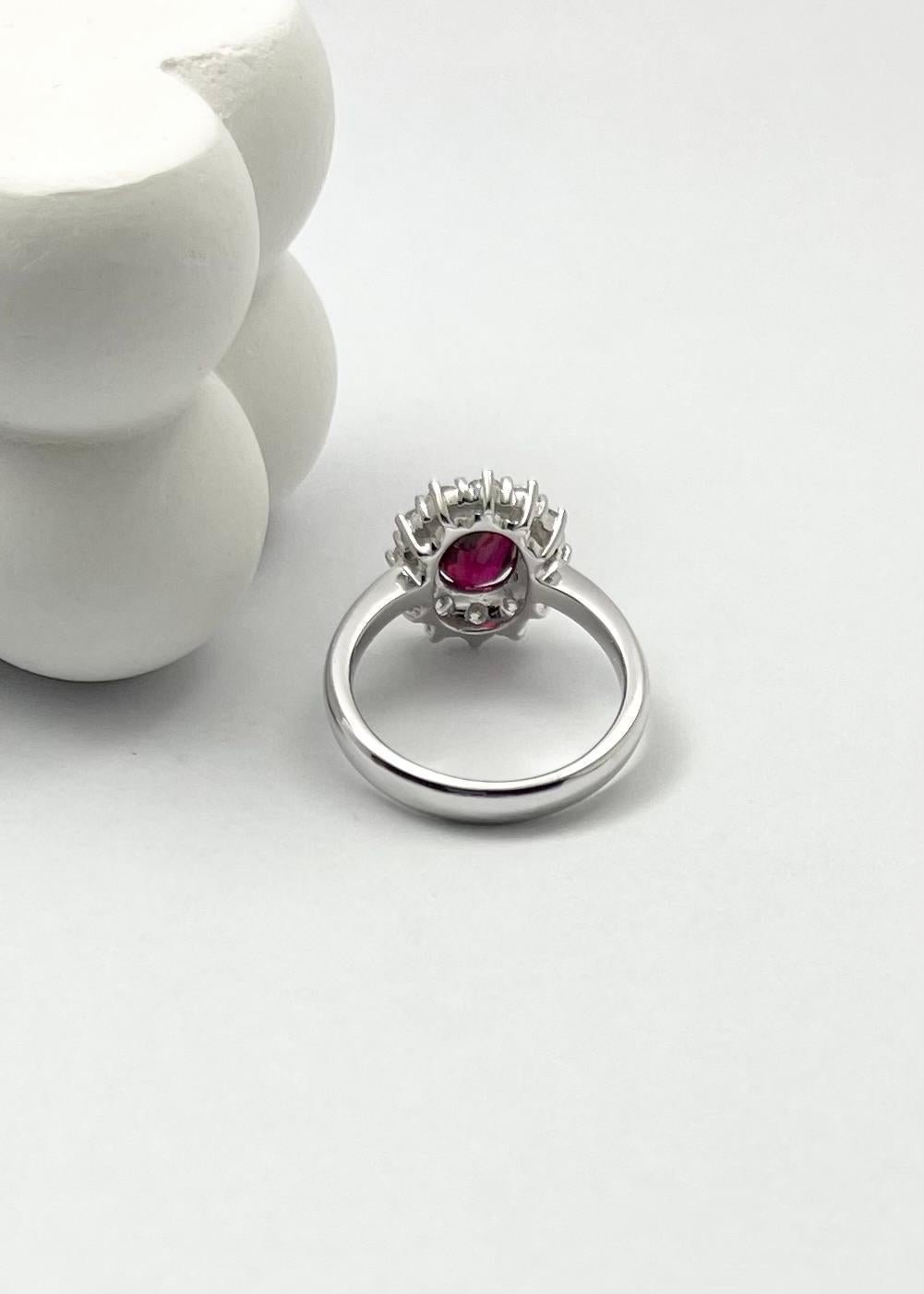Anello con rubino non riscaldato e diamanti incastonati in oro bianco 18 carati in vendita 4