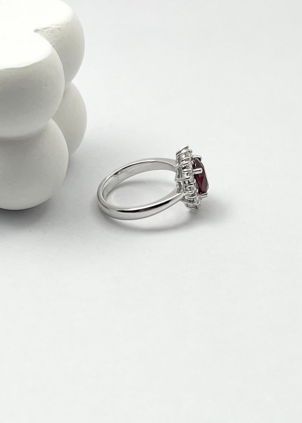 Anello con rubino non riscaldato e diamanti incastonati in oro bianco 18 carati in vendita 5
