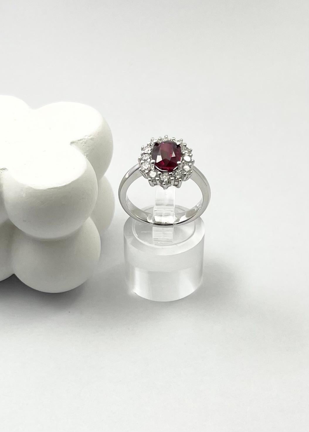 Anello con rubino non riscaldato e diamanti incastonati in oro bianco 18 carati in vendita 7