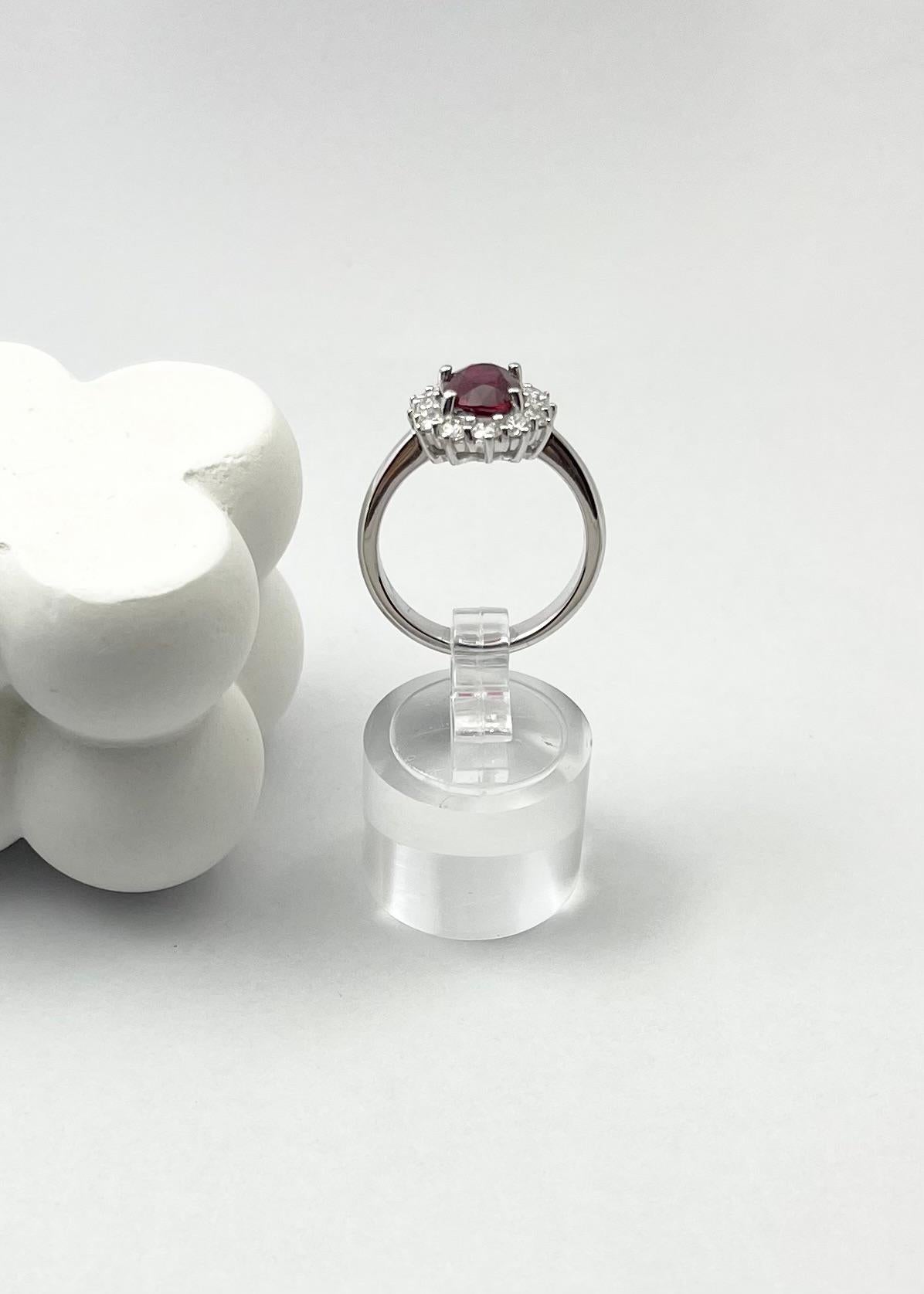 Anello con rubino non riscaldato e diamanti incastonati in oro bianco 18 carati in vendita 8