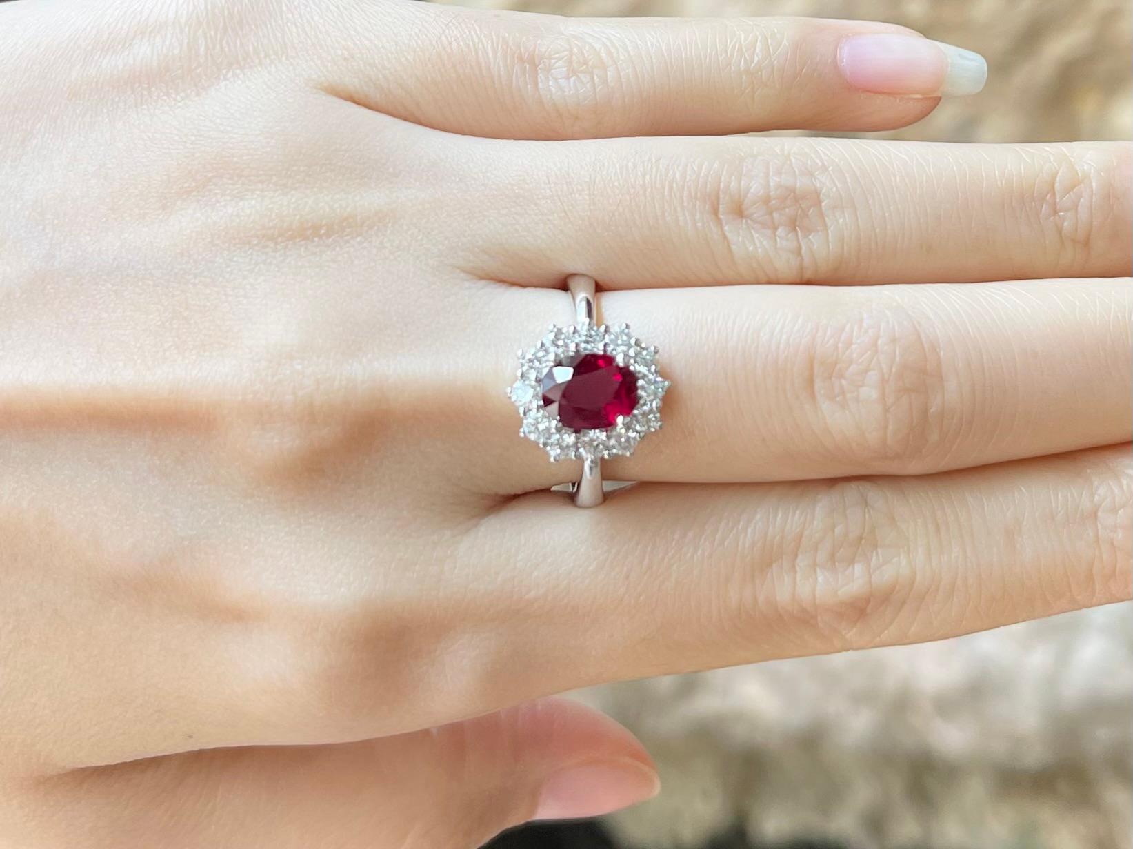 Contemporaneo Anello con rubino non riscaldato e diamanti incastonati in oro bianco 18 carati in vendita