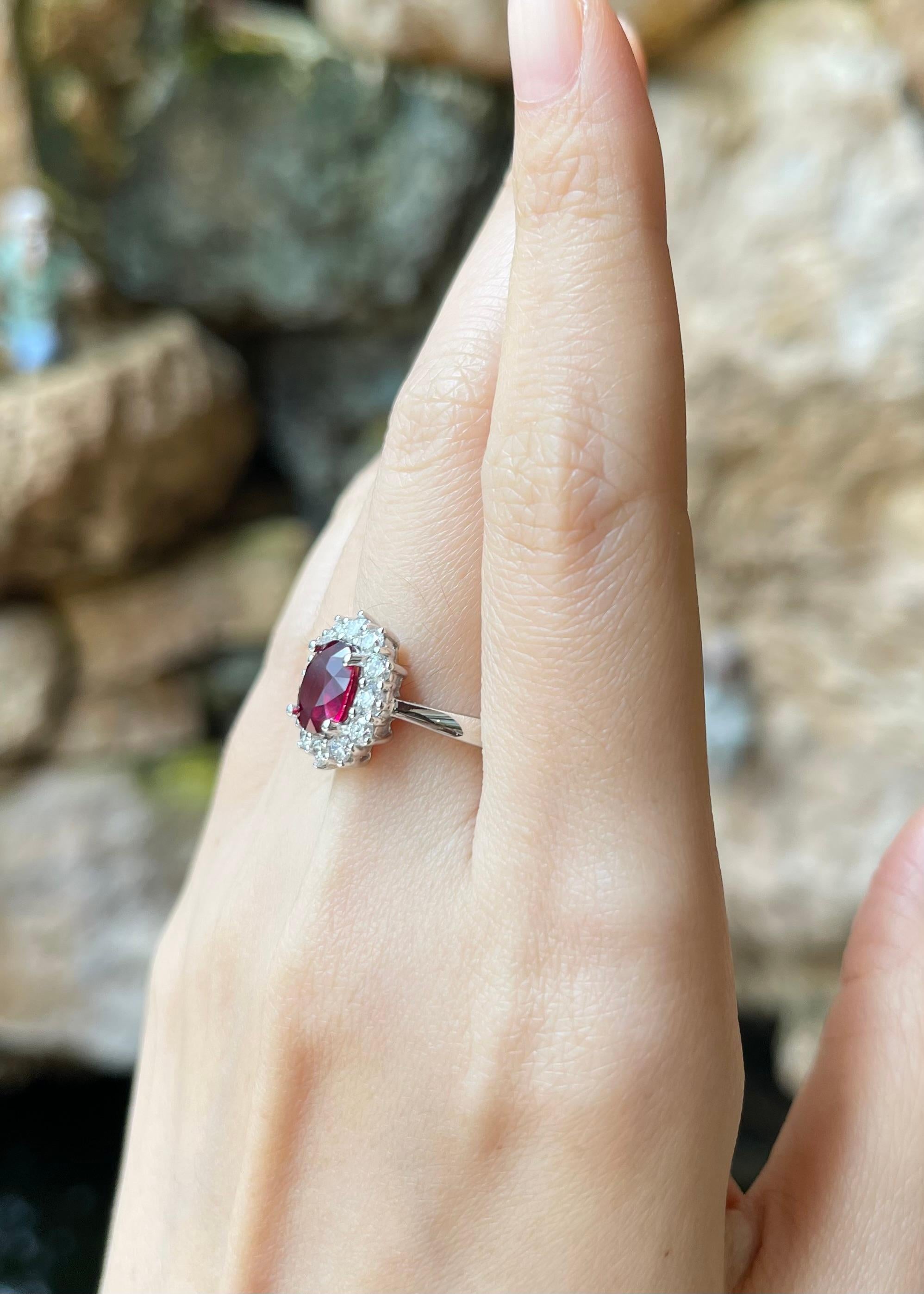 Anello con rubino non riscaldato e diamanti incastonati in oro bianco 18 carati In condizioni Nuovo in vendita a Bangkok, TH