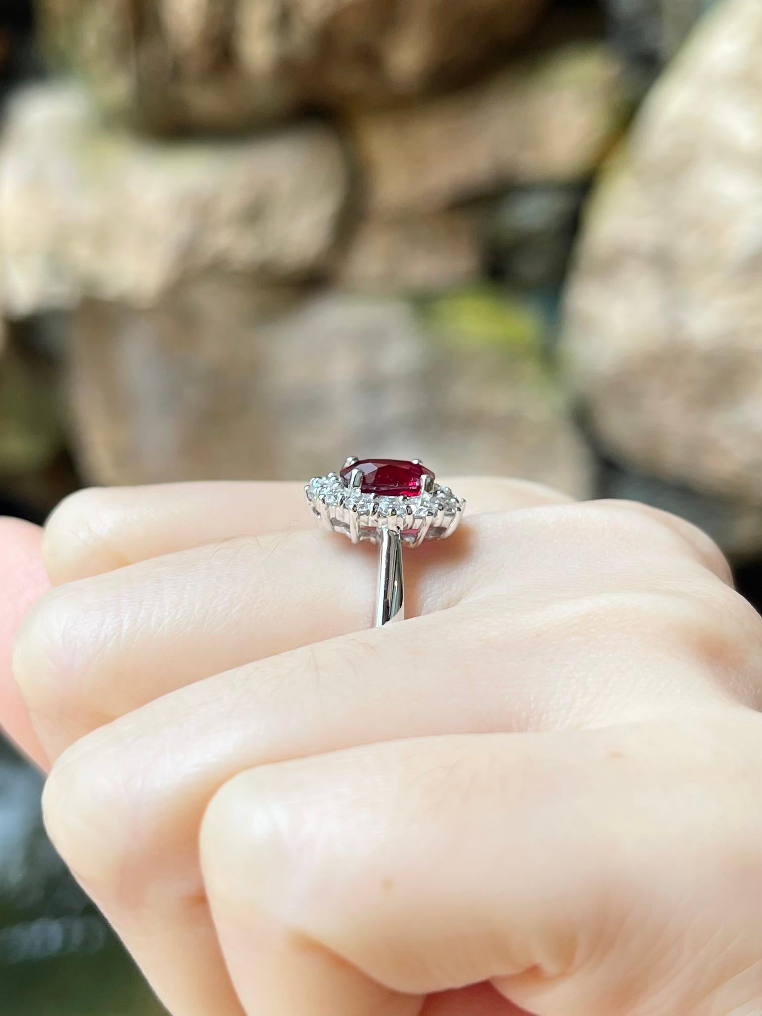 Anello con rubino non riscaldato e diamanti incastonati in oro bianco 18 carati in vendita 1