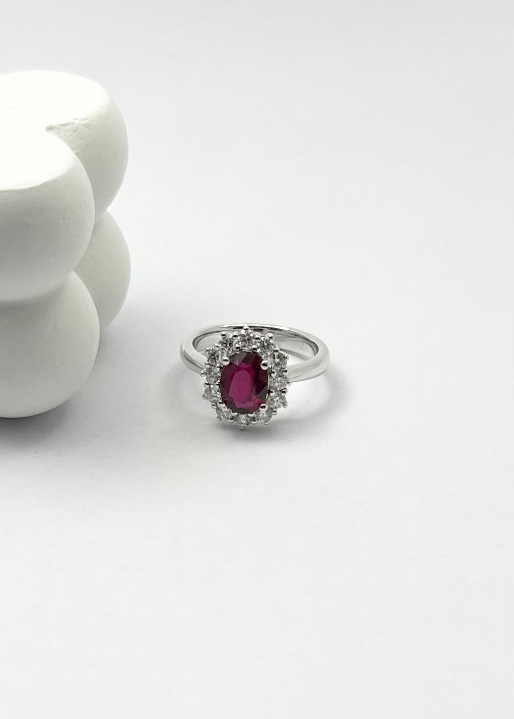 Anello con rubino non riscaldato e diamanti incastonati in oro bianco 18 carati in vendita 2