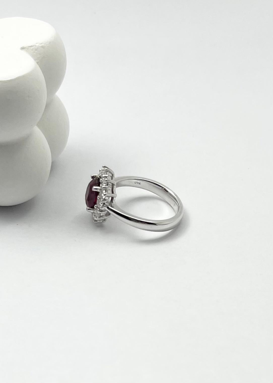 Anello con rubino non riscaldato e diamanti incastonati in oro bianco 18 carati in vendita 3