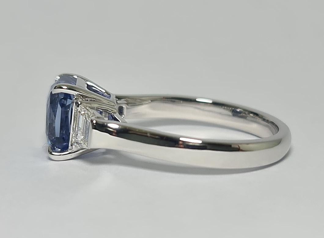 Contemporain Bague en platine avec saphir bleu non chauffé de Ceylan de 4,04 carats et diamants trapézoïdaux VVS E, certifiés GIA en vente