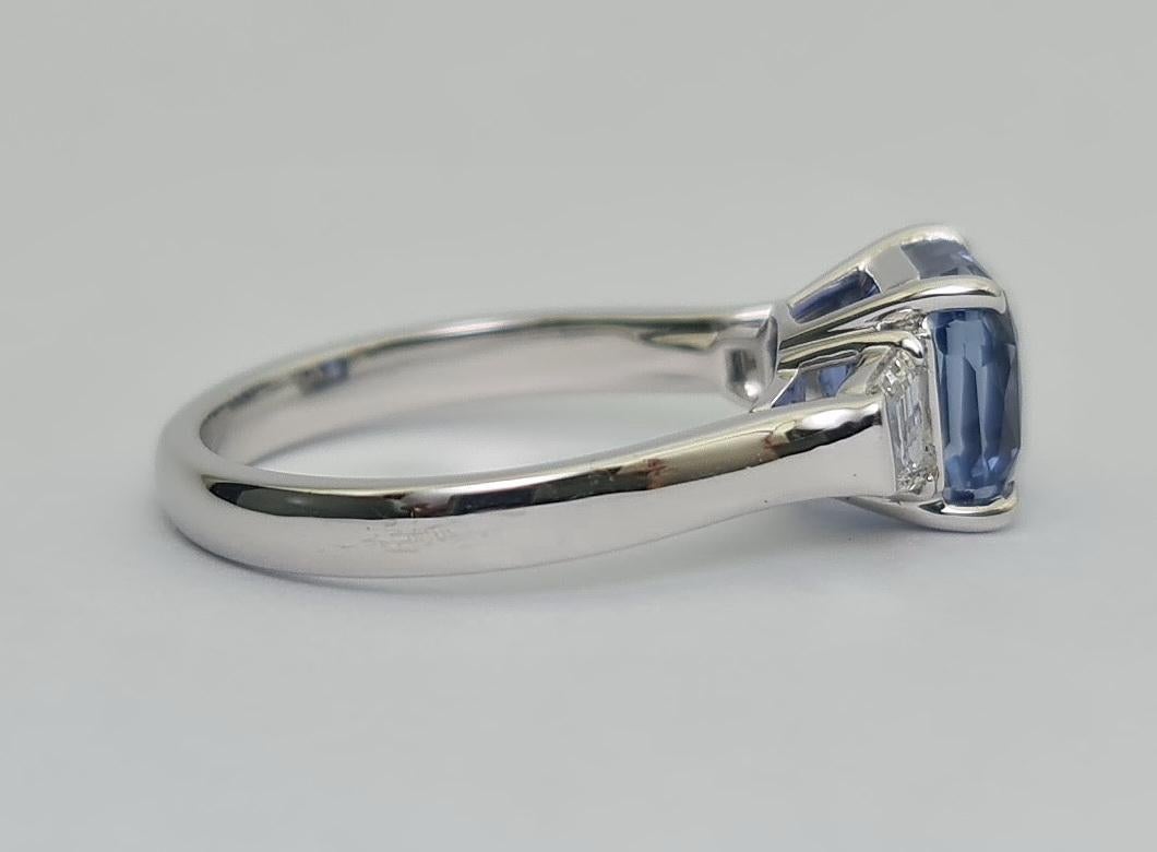 Taille coussin Bague en platine avec saphir bleu non chauffé de Ceylan de 4,04 carats et diamants trapézoïdaux VVS E, certifiés GIA en vente