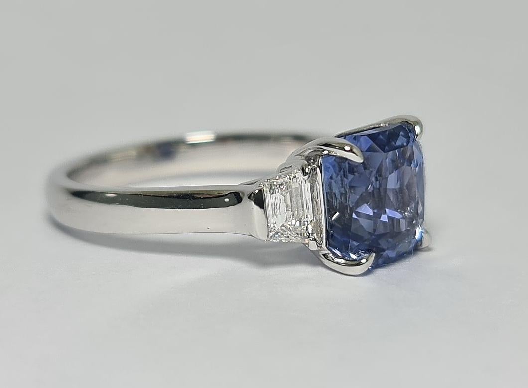 Bague en platine avec saphir bleu non chauffé de Ceylan de 4,04 carats et diamants trapézoïdaux VVS E, certifiés GIA Neuf - En vente à Los Angeles, CA