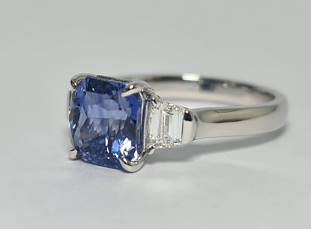 Bague en platine avec saphir bleu non chauffé de Ceylan de 4,04 carats et diamants trapézoïdaux VVS E, certifiés GIA Pour femmes en vente