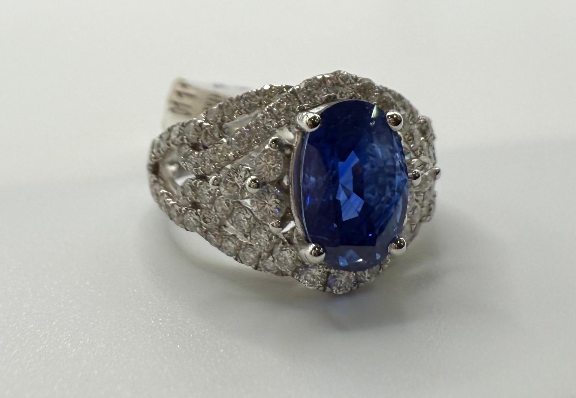 Ein ganz besonderer Ring, weil die Mitte ist 100% unerhitzt, atemberaubende blaue Farbe zertifiziert Saphir von Gemological Appraisal Laboratories of America, INC. 3,26 Karat insgesamt (Zertifikat auf Anfrage erhältlich)
Die umliegenden Diamanten