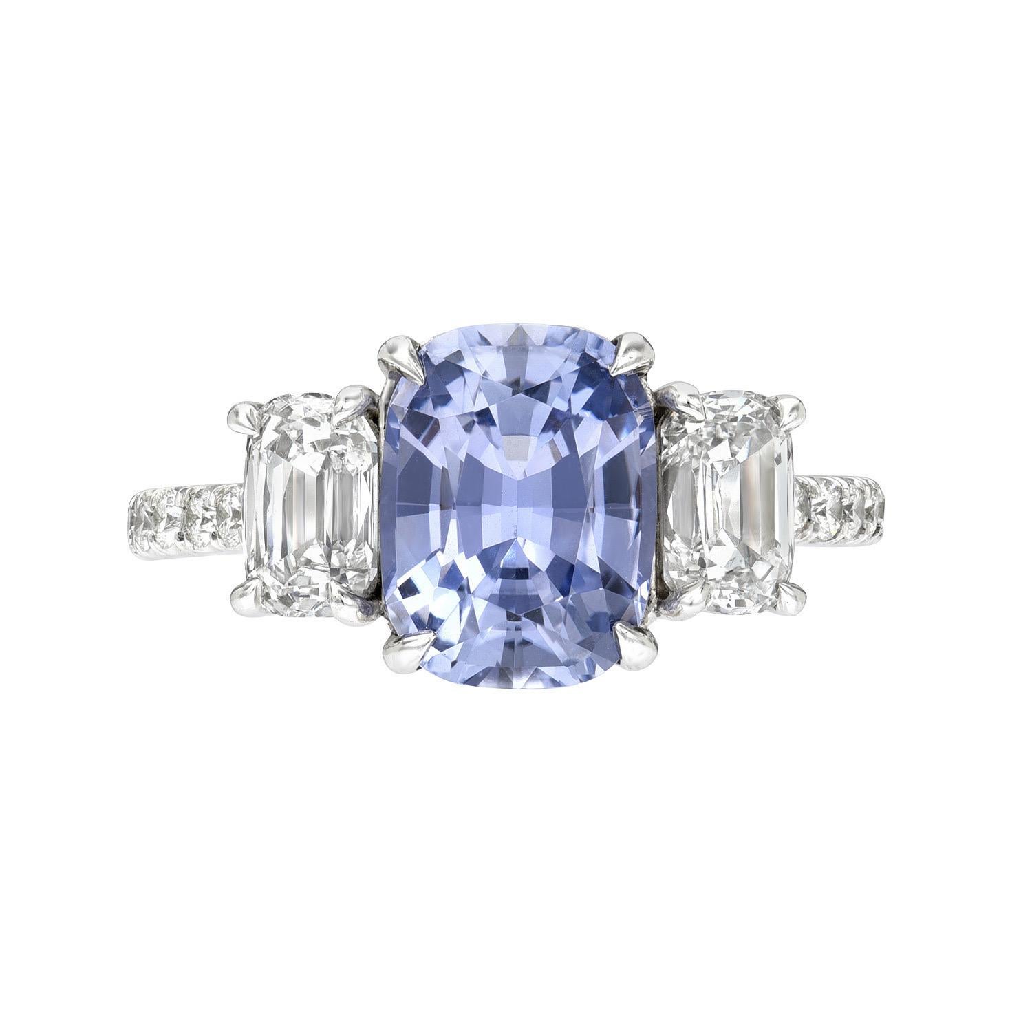 Dreisteiniger Platinring mit unerhitztem blauem Saphir im Kissenschliff und runden Diamanten im Zustand „Neu“ im Angebot in Beverly Hills, CA