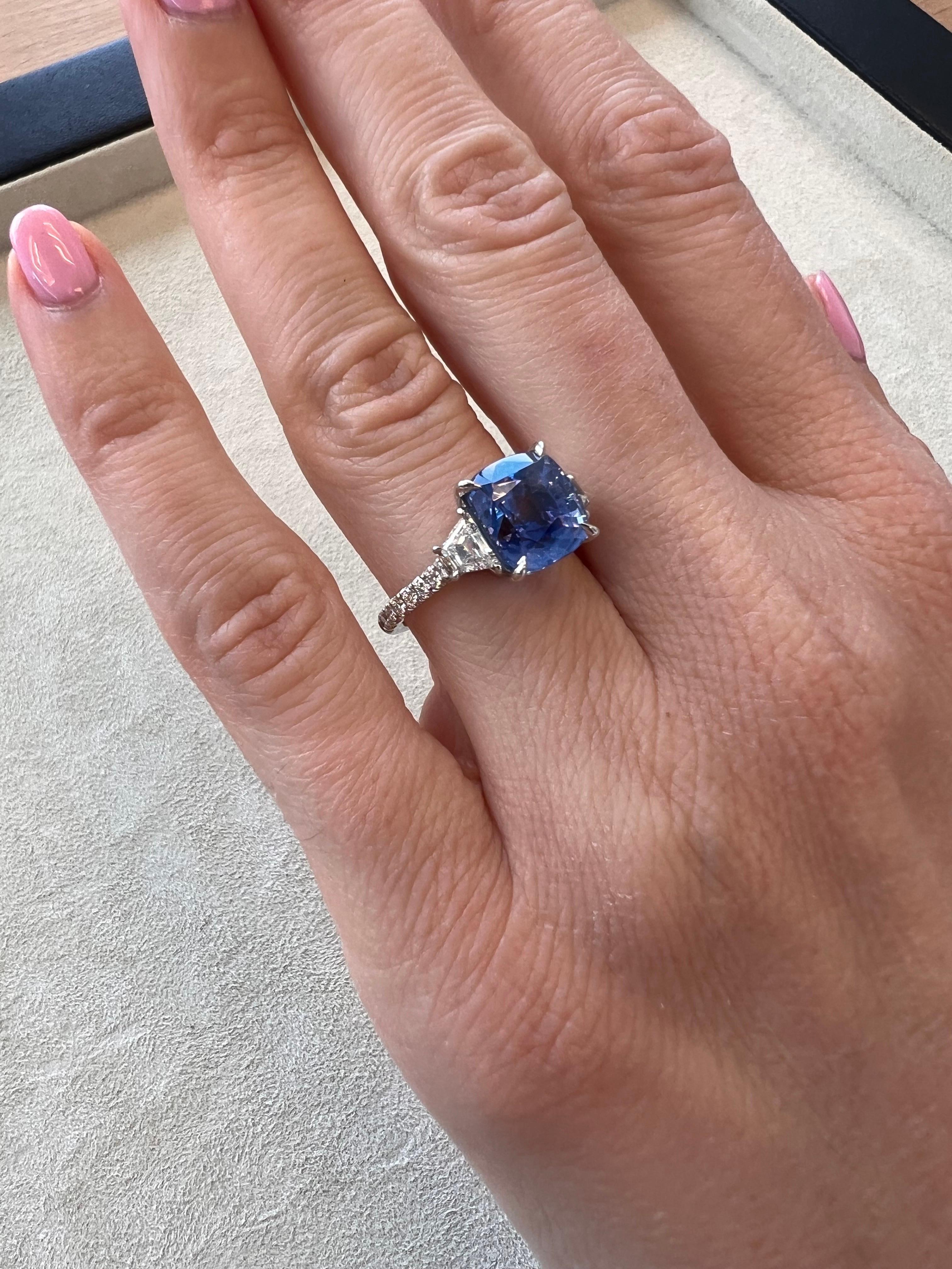 Ring mit unerhitztem Saphir 5,59 Karat Kissen Sri Lanka Natur (Kissenschliff)