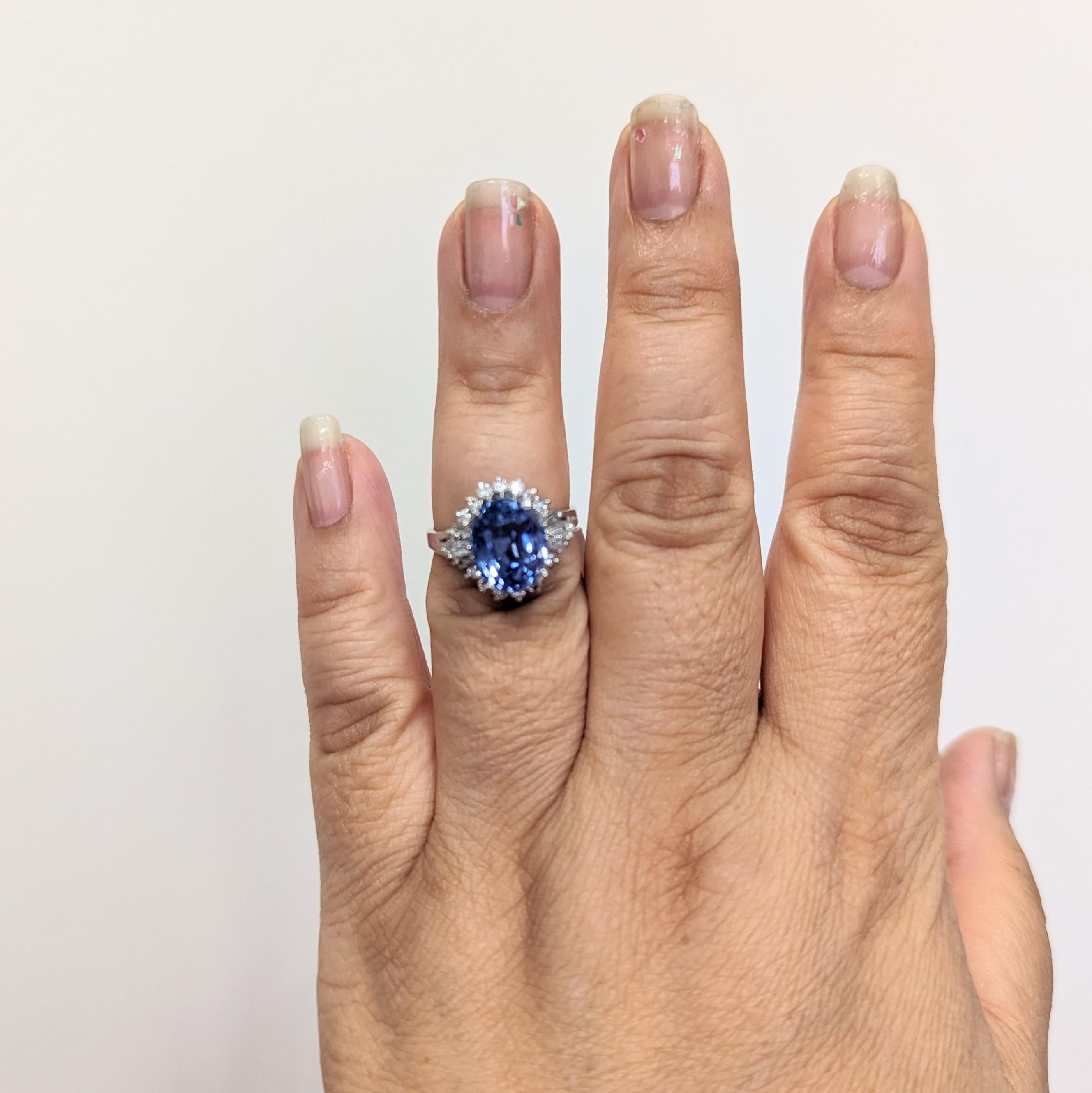 Magnifique saphir bleu du Sri Lanka non chauffé de 6,93 ct. ovale avec 0,62 ct. de diamants blancs baguettes et ronds de bonne qualité.  Fait à la main en platine.  Bague taille 7.25.