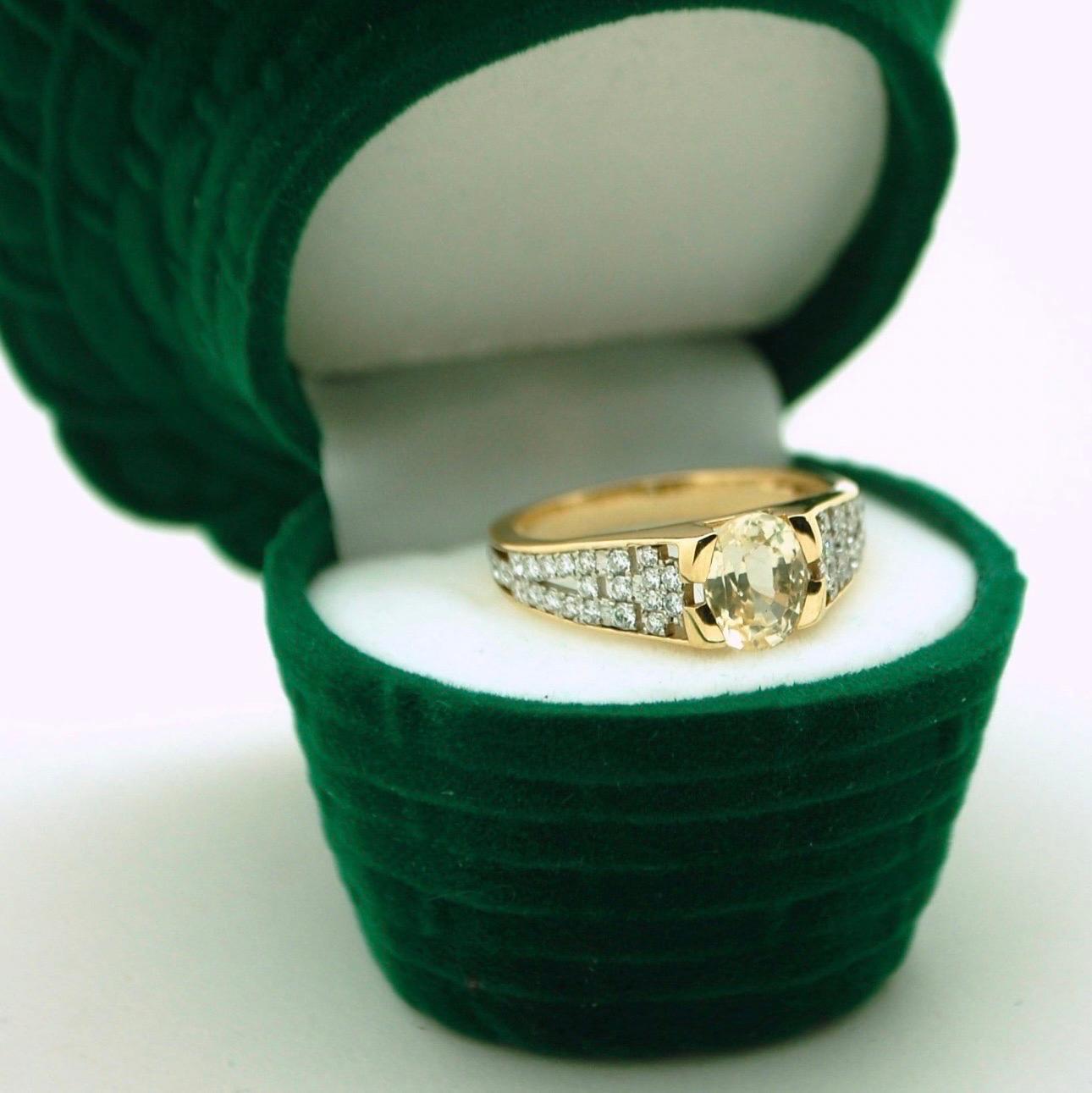 Bague en saphir jaune non chauffé de 2 carats avec un style unique, la bague est faite en or 18KT avec des diamants naturels sur le côté et un panier ouvert de sorte que la pierre touche presque le finer, dans de nombreuses cultures on croit que le