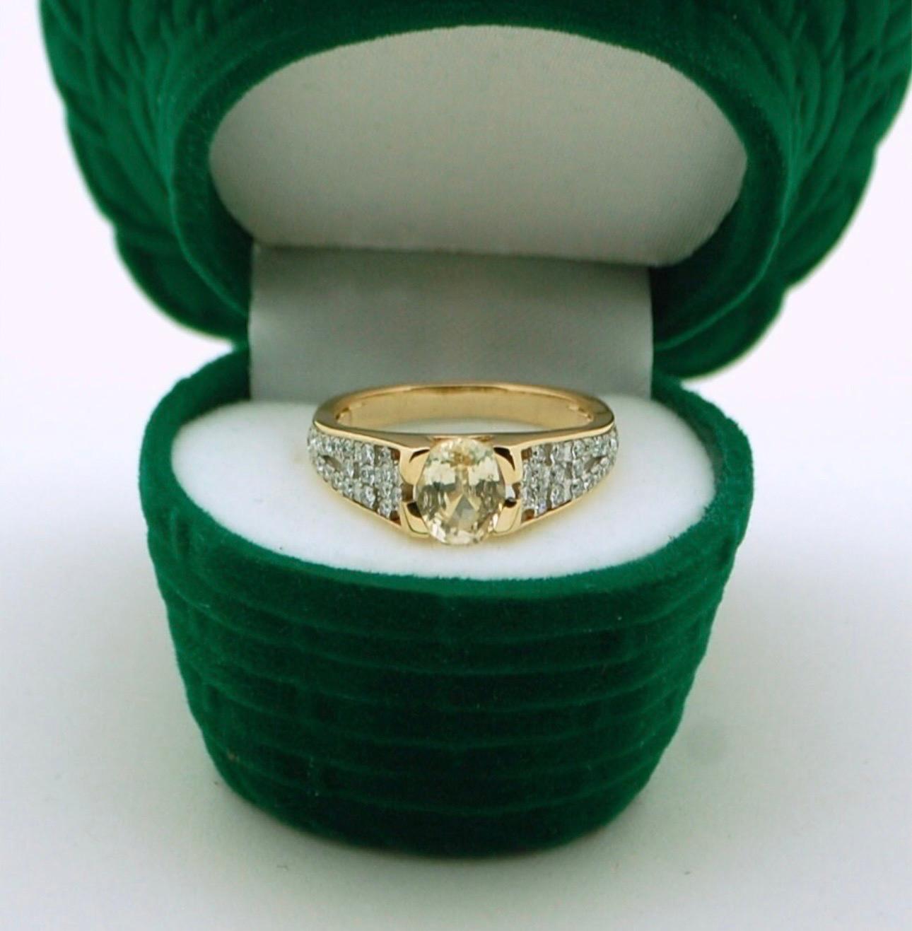 Taille ovale Bague en or 18 carats avec saphir jaune non chauffé et diamants en vente