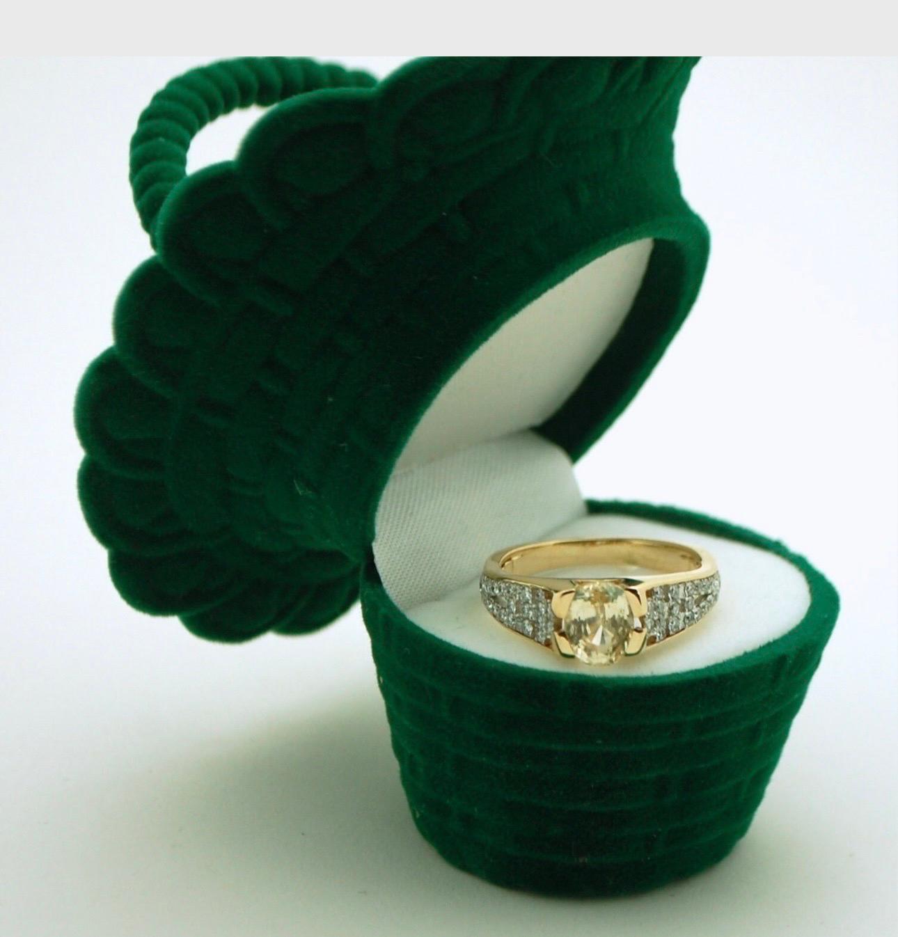 Bague en or 18 carats avec saphir jaune non chauffé et diamants Neuf - En vente à Boca Raton, FL