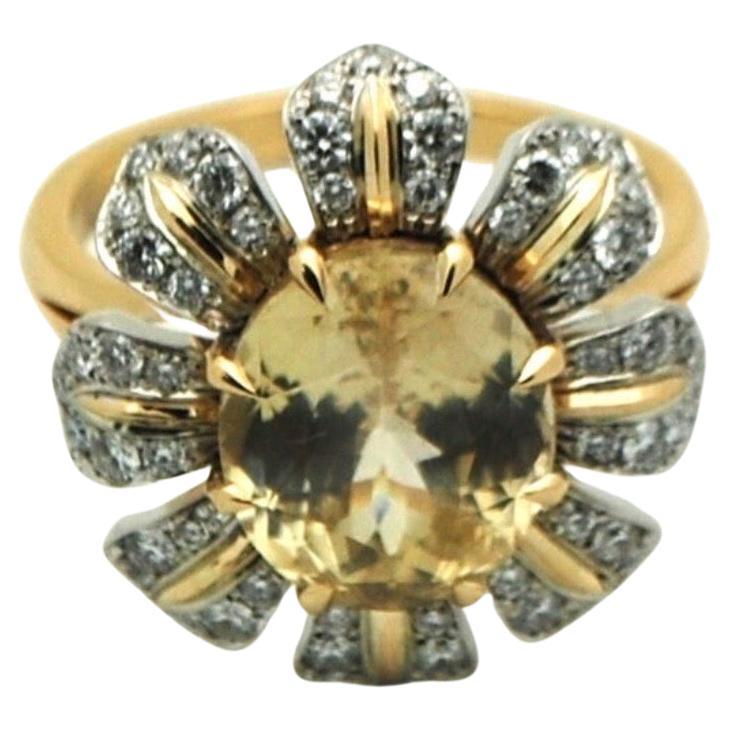 Bemerkenswerter Ring! Sehr selten! Riesige 3 Karat ovalen ungehärteten unbehandelten gelben Saphir in einer schönen Sonnenblume Design in 18KT Gelb- und Weißgold, ein Statement-Ring mit VS Diamanten F Farbe. Kommt mit Box, Zertifikat für den Stein