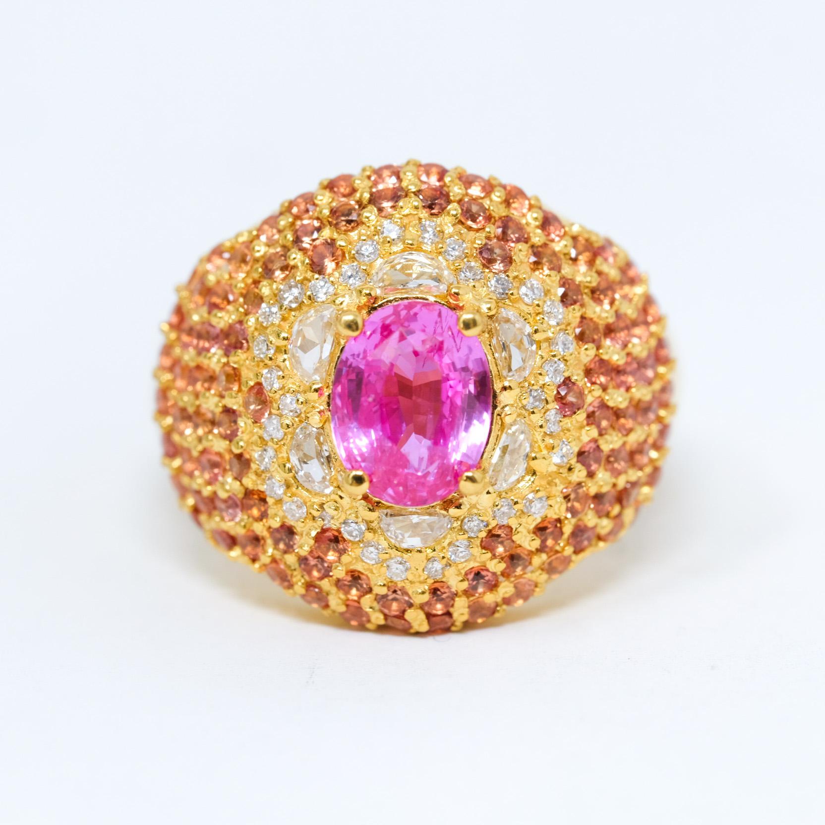 2,02 Karat unerhitzter leuchtend rosa Saphir
1 Karat abgestufte halbmondförmige Diamanten im Sonderschliff, Farbe H
Ca. 2,5 Karat orangefarbene Pfirsich-Saphire
ca. 0,75 Karat 1,2 mm Brillant gegenüber Diamanten, Farbe H
18 Karat Gold 
