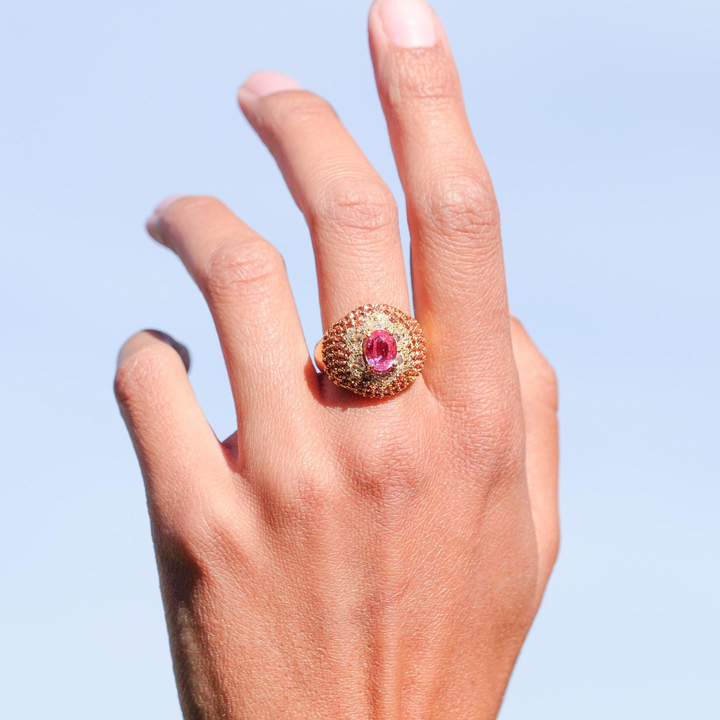 Bombe-Ring aus 18 Karat Gold mit unerhitztem 2 Karat leuchtend rosa Saphir (Brillantschliff) im Angebot