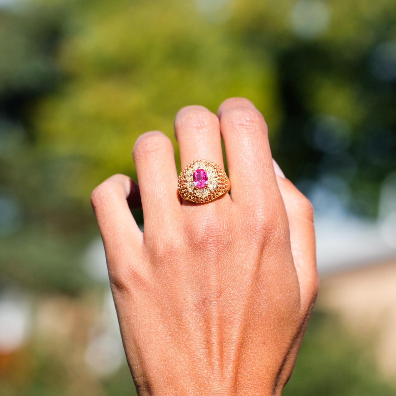Bombe-Ring aus 18 Karat Gold mit unerhitztem 2 Karat leuchtend rosa Saphir im Zustand „Neu“ im Angebot in Edmonton, AB