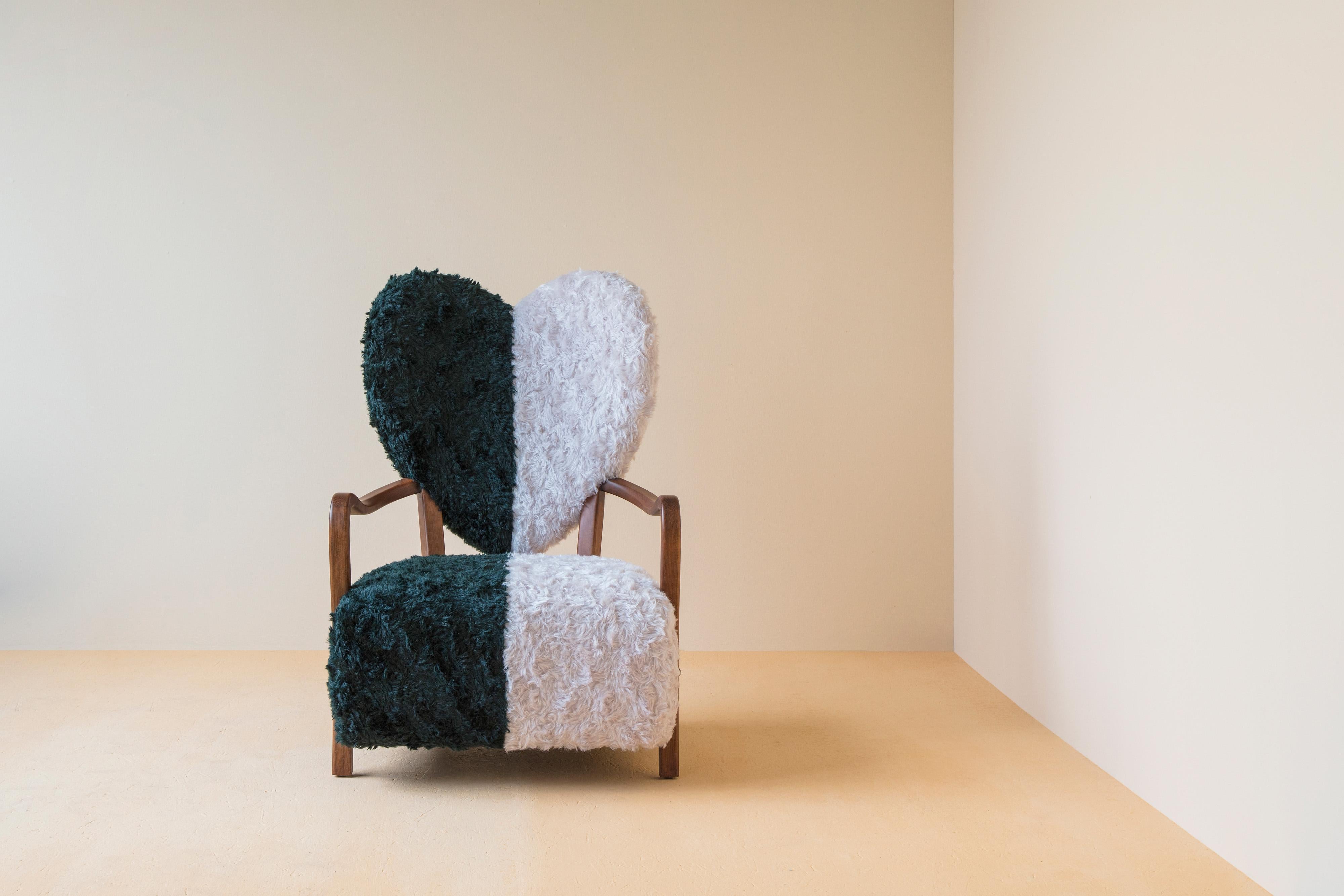Fauteuil Uni de Merve Kahraman, tapissé de mohair Kvadrat vert forêt et crème en vente 4
