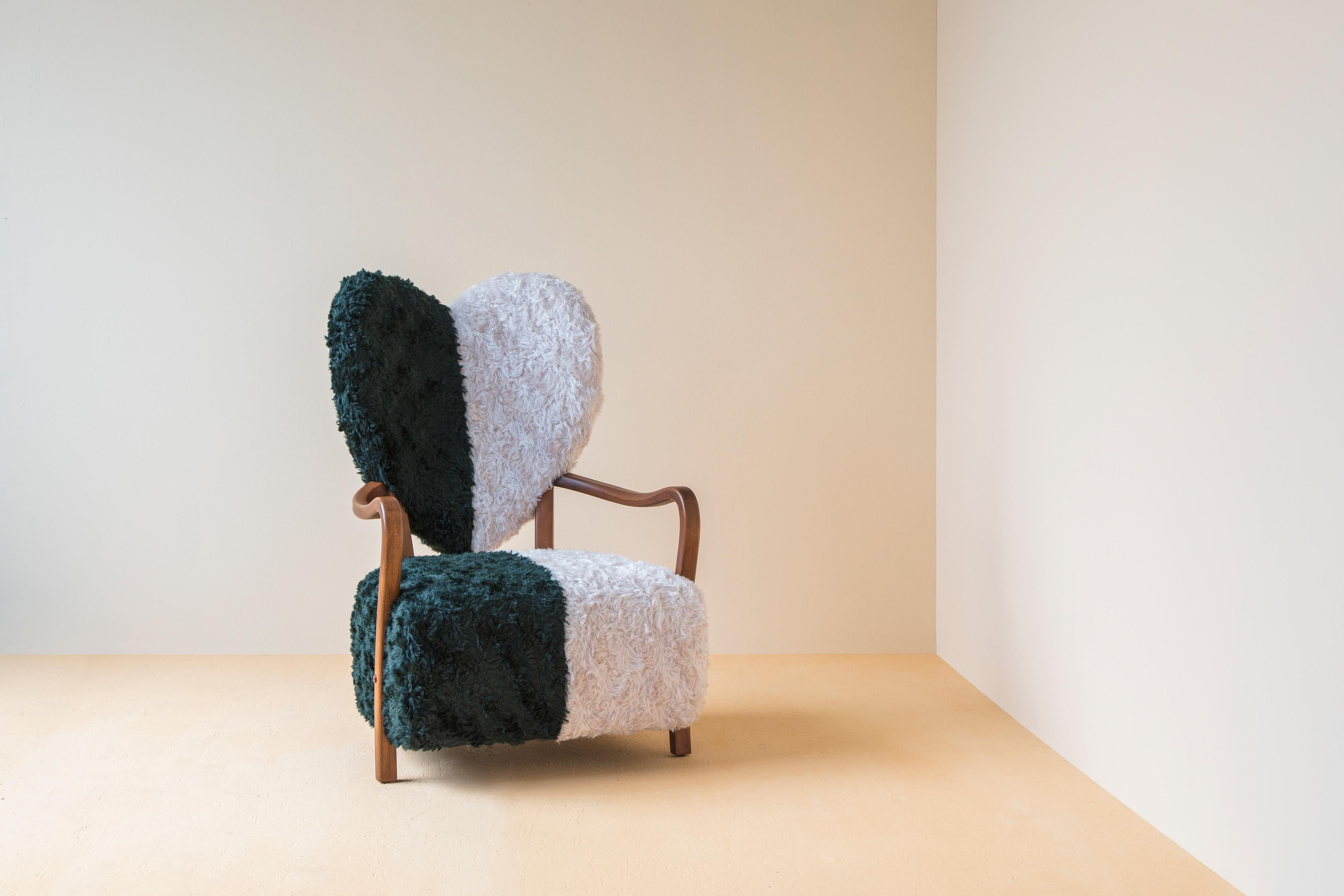 Fauteuil Uni de Merve Kahraman, tapissé de mohair Kvadrat vert forêt et crème en vente 5