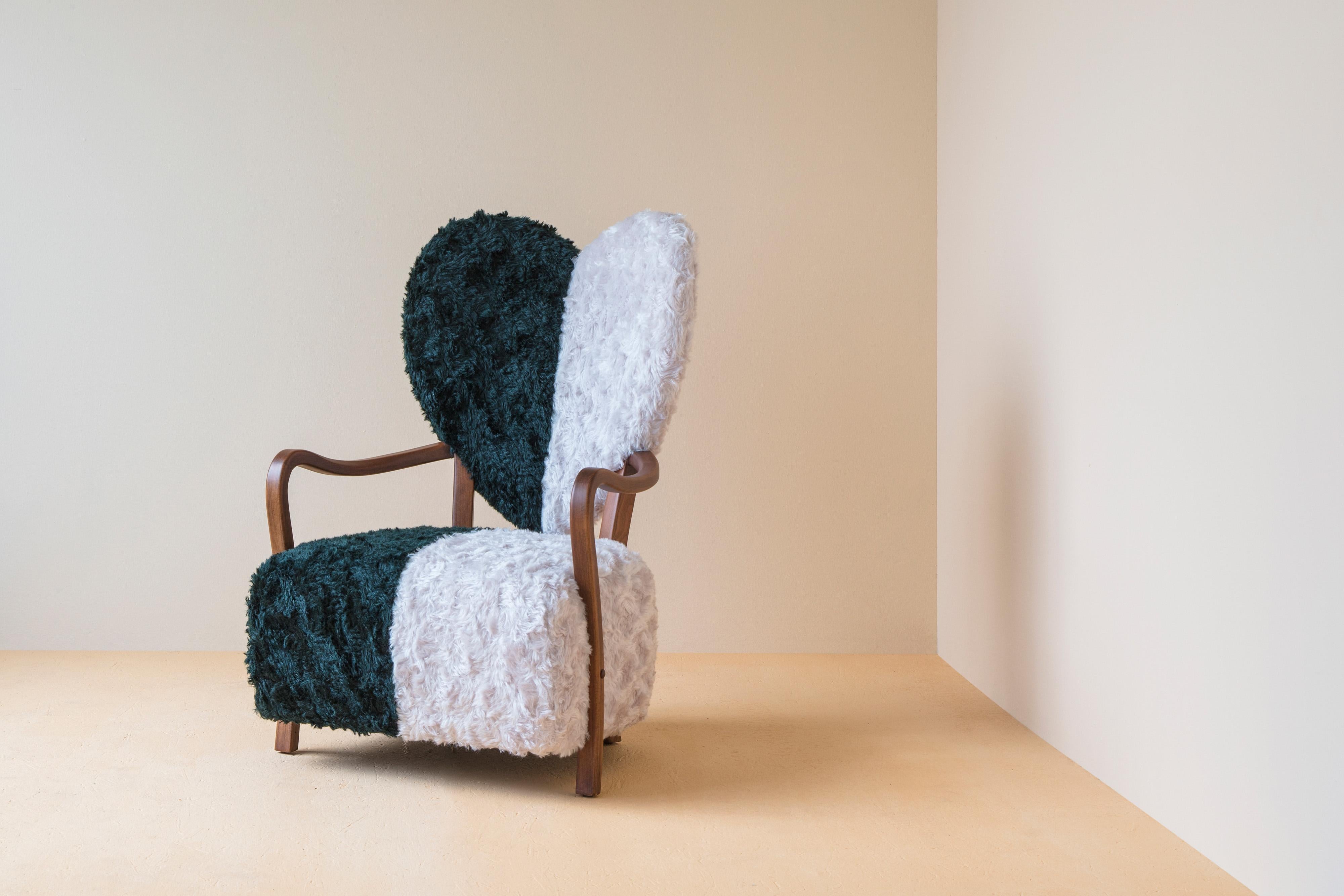 Fauteuil Uni de Merve Kahraman, tapissé de mohair Kvadrat vert forêt et crème en vente 6