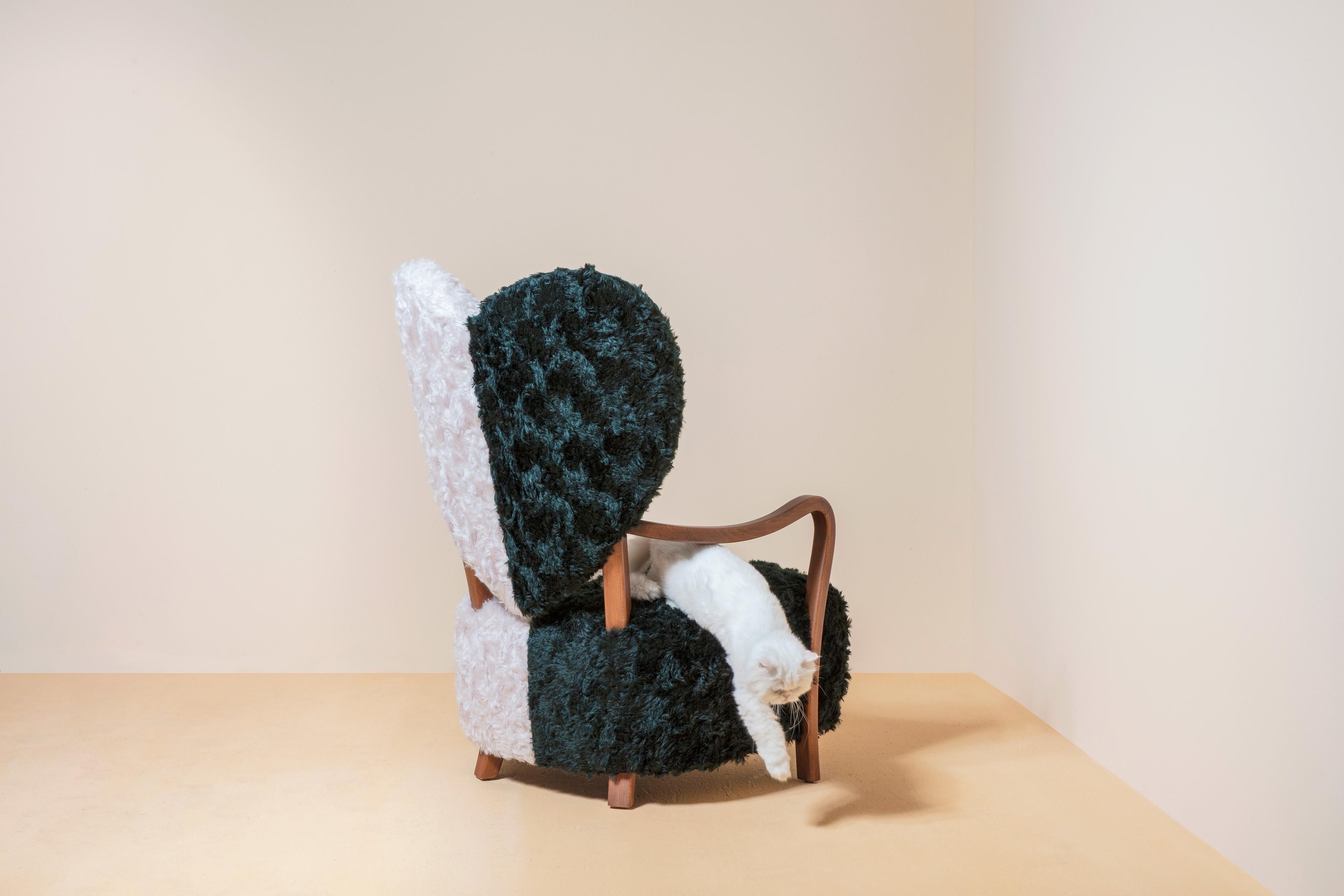 Fauteuil Uni de Merve Kahraman, tapissé de mohair Kvadrat vert forêt et crème en vente 8