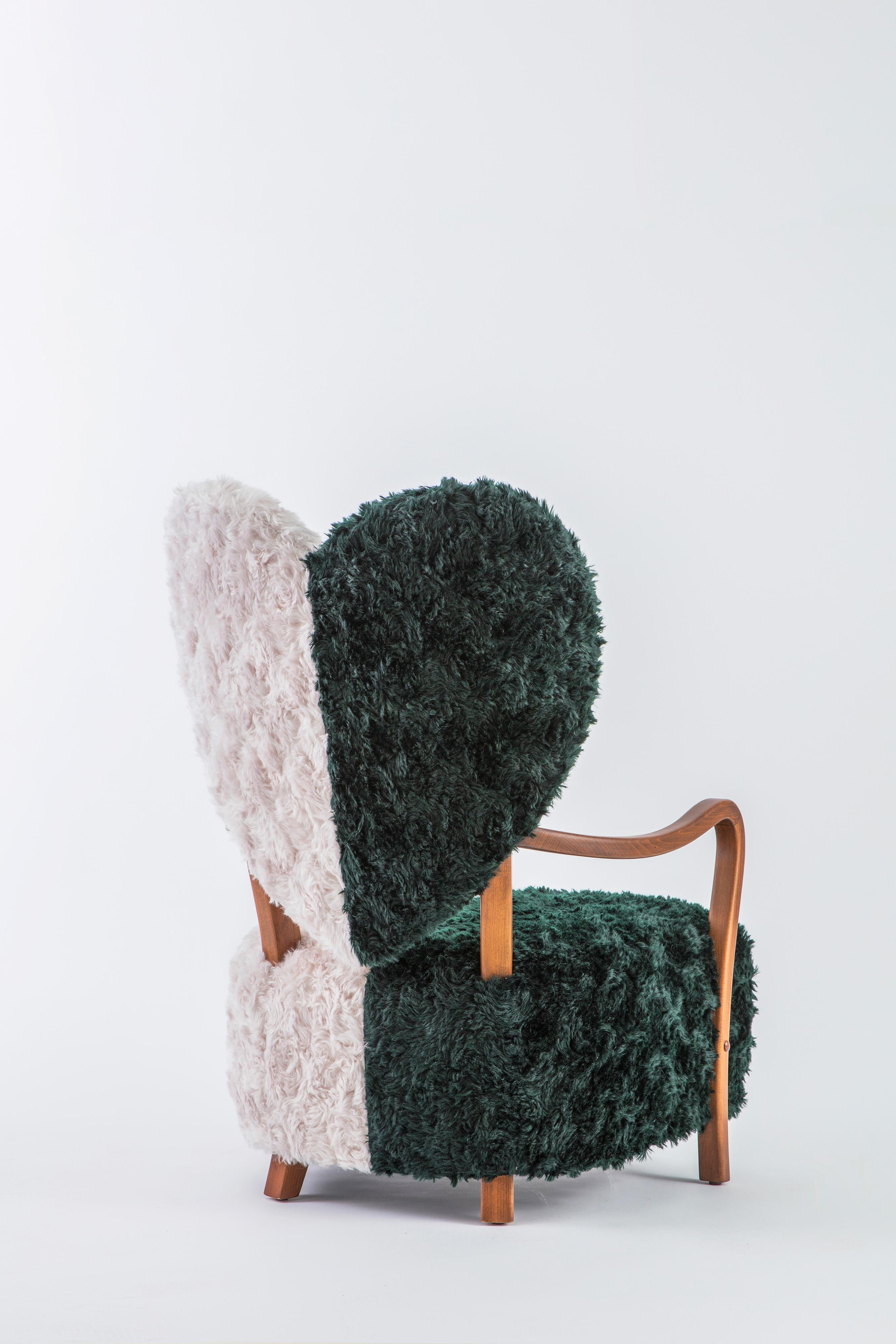 Fauteuil Uni de Merve Kahraman, tapissé de mohair Kvadrat vert forêt et crème Neuf - En vente à New York, NY