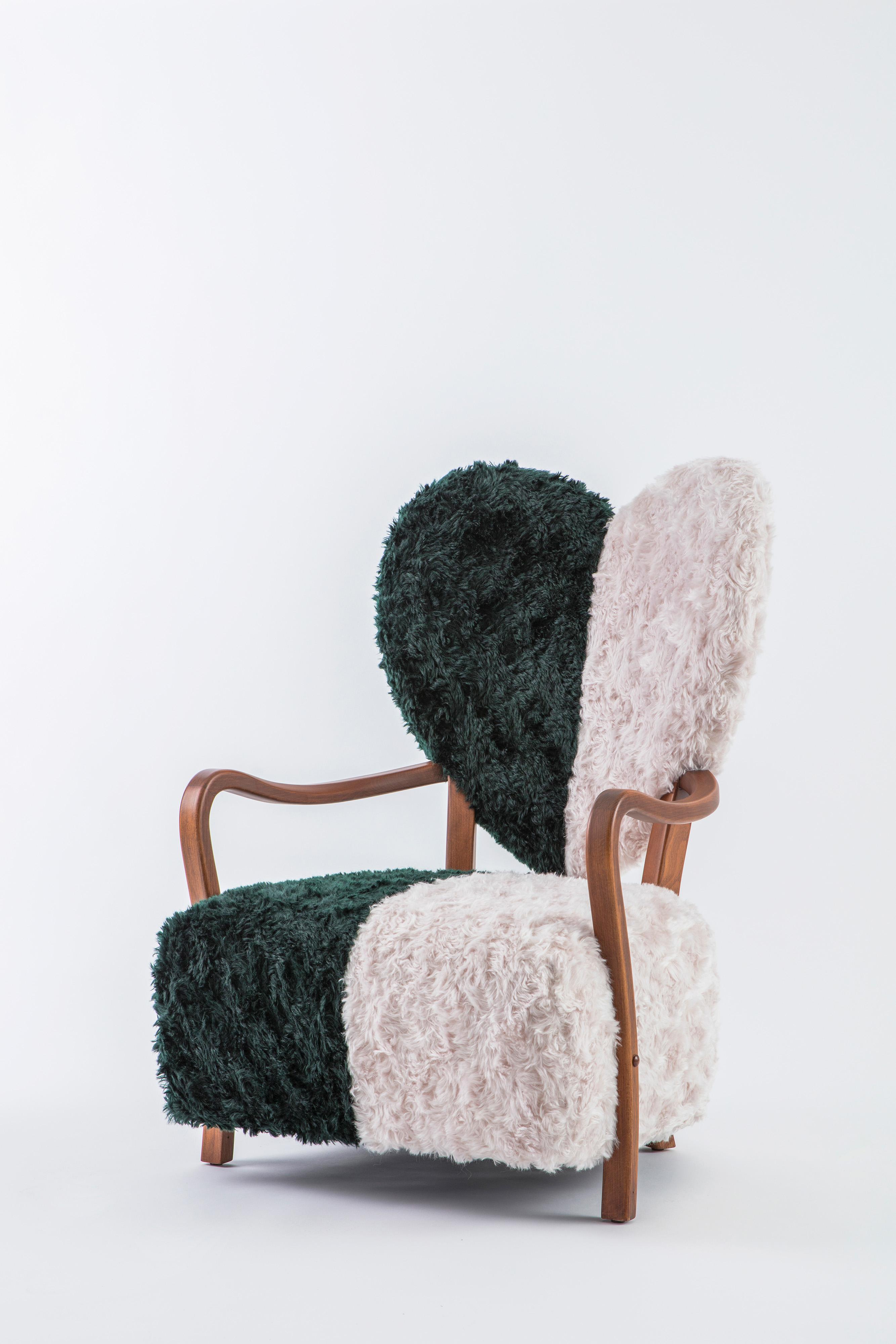 Tissu Fauteuil Uni de Merve Kahraman, tapissé de mohair Kvadrat vert forêt et crème en vente