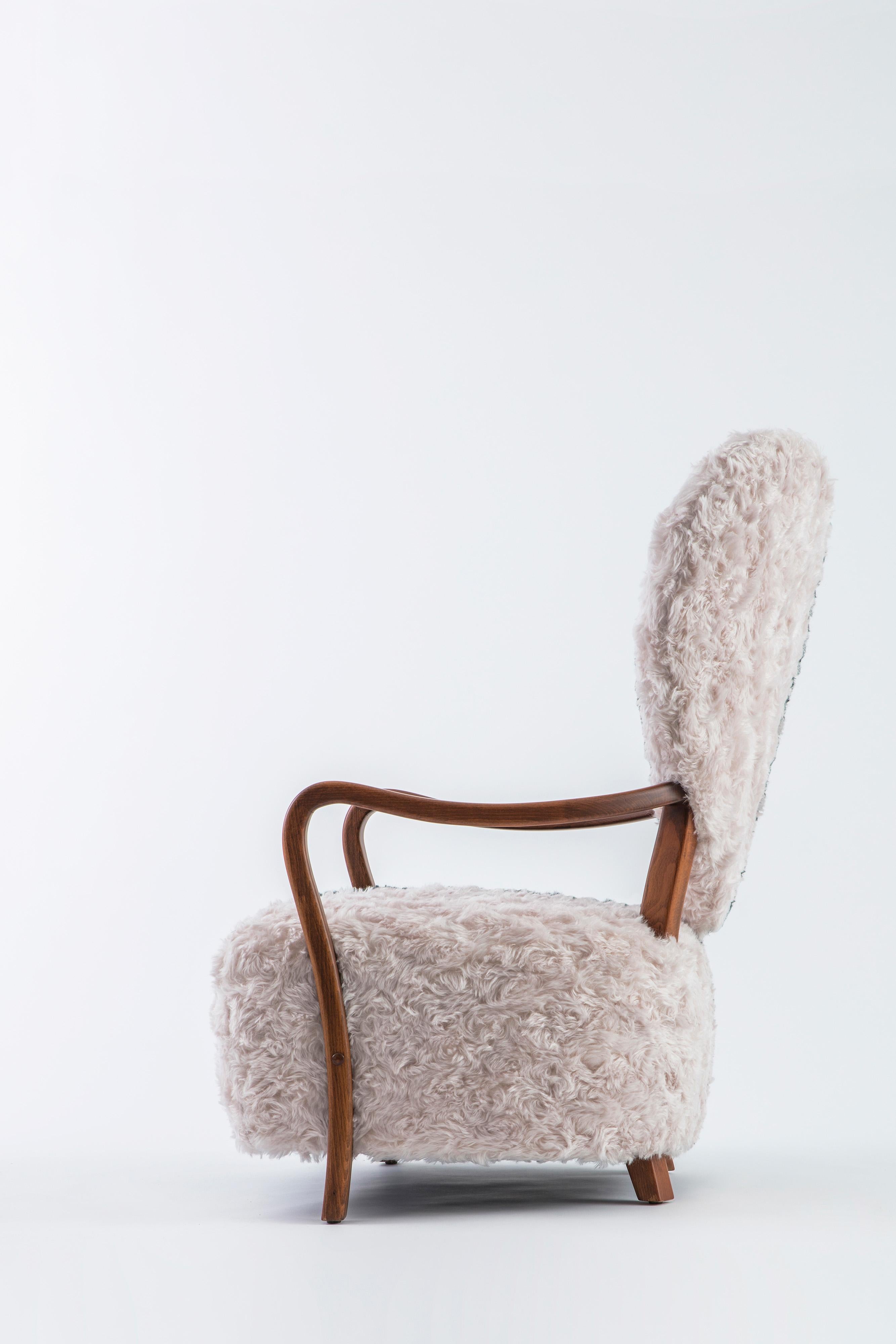 Fauteuil Uni de Merve Kahraman, tapissé de mohair Kvadrat vert forêt et crème en vente 1
