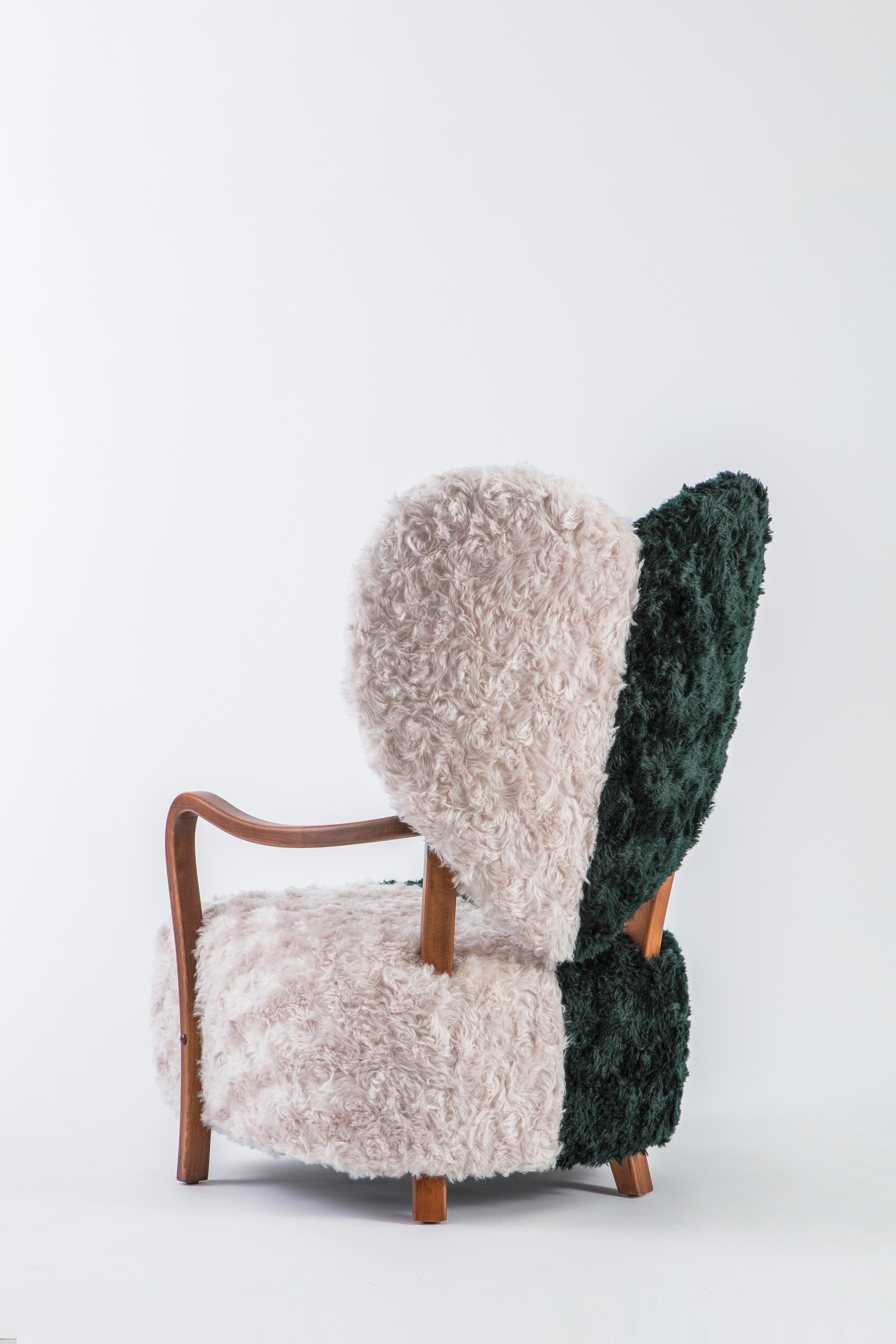 Fauteuil Uni de Merve Kahraman, tapissé de mohair Kvadrat vert forêt et crème en vente 2