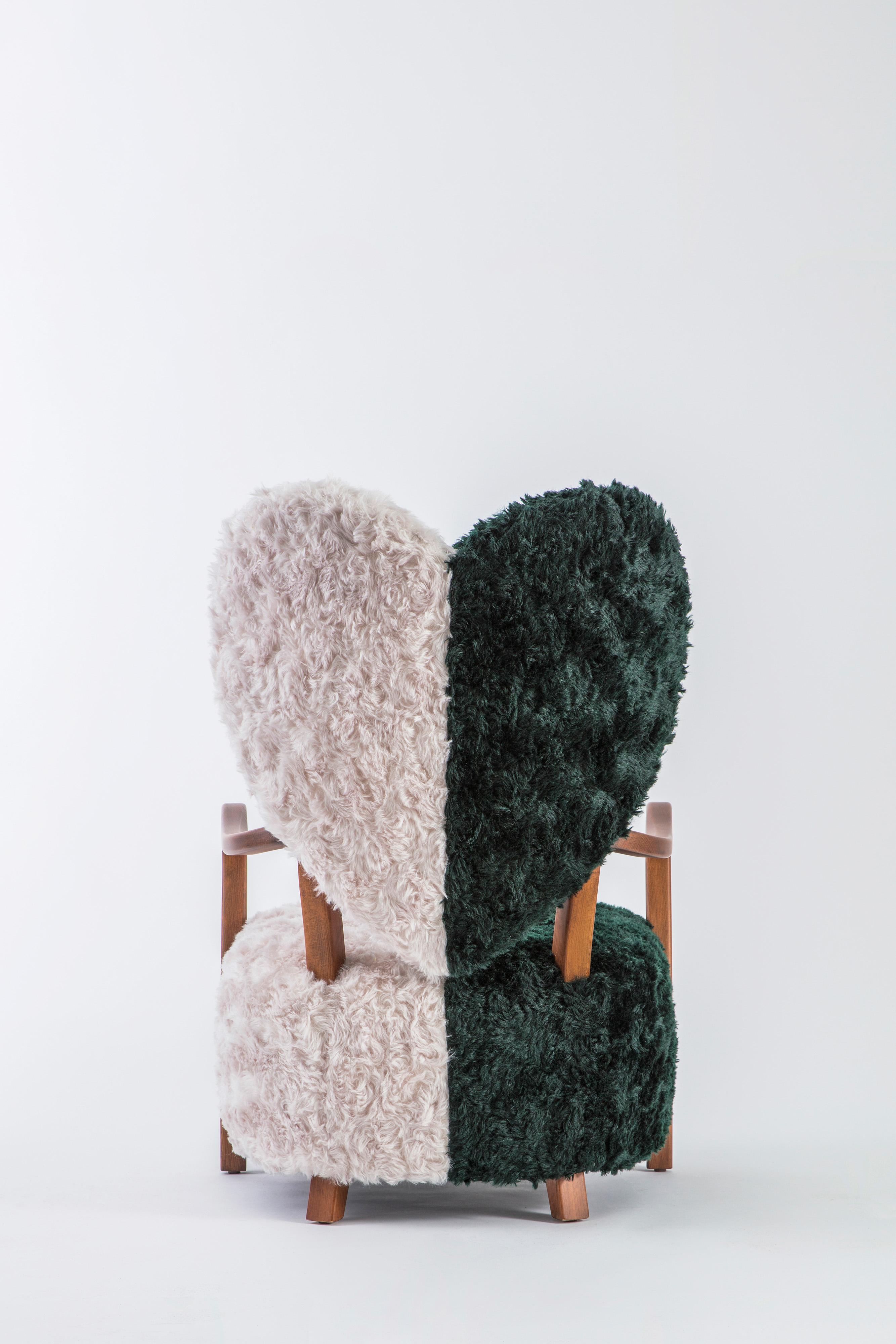 Fauteuil Uni de Merve Kahraman, tapissé de mohair Kvadrat vert forêt et crème en vente 3