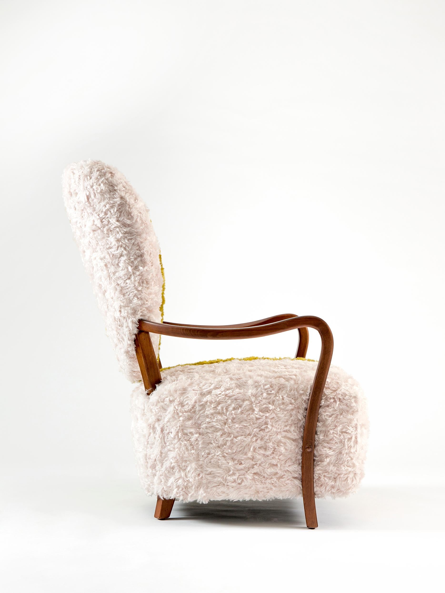 XXIe siècle et contemporain Fauteuil Uni de Merve Kahraman, tapissé de mohair Kvadrat jaune moutarde et crème en vente