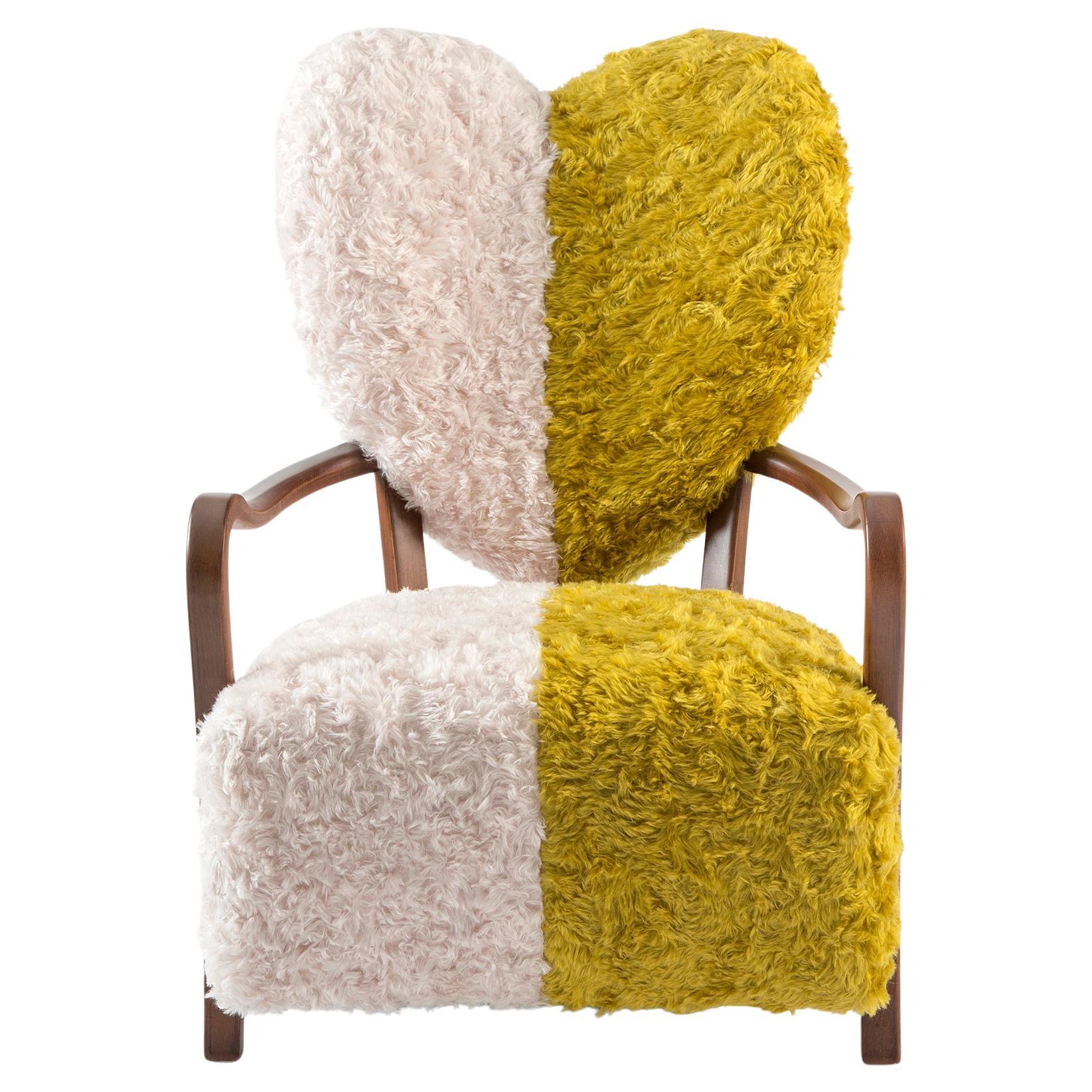 Fauteuil Uni de Merve Kahraman, tapissé de mohair Kvadrat jaune moutarde et crème