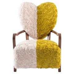 Fauteuil Uni de Merve Kahraman, tapissé de mohair Kvadrat jaune moutarde et crème