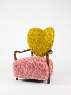 Poltrona Uni di Merve KAHRAMAN, rivestimento in Kvadrat Mohair giallo senape e rosa