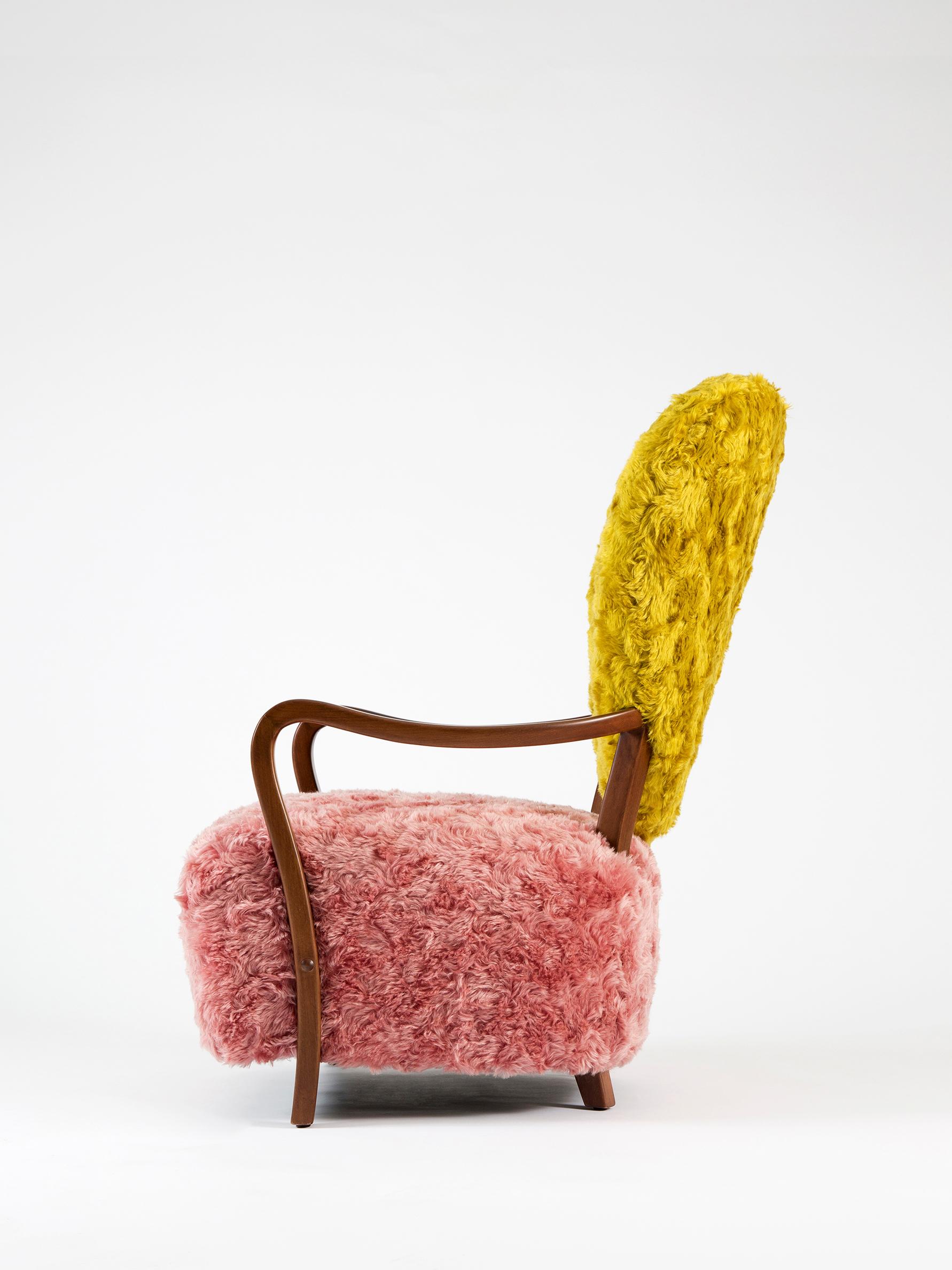 Turc Fauteuil Uni de Merve Kahraman, tapissé de mohair Kvadrat jaune moutarde et rose en vente