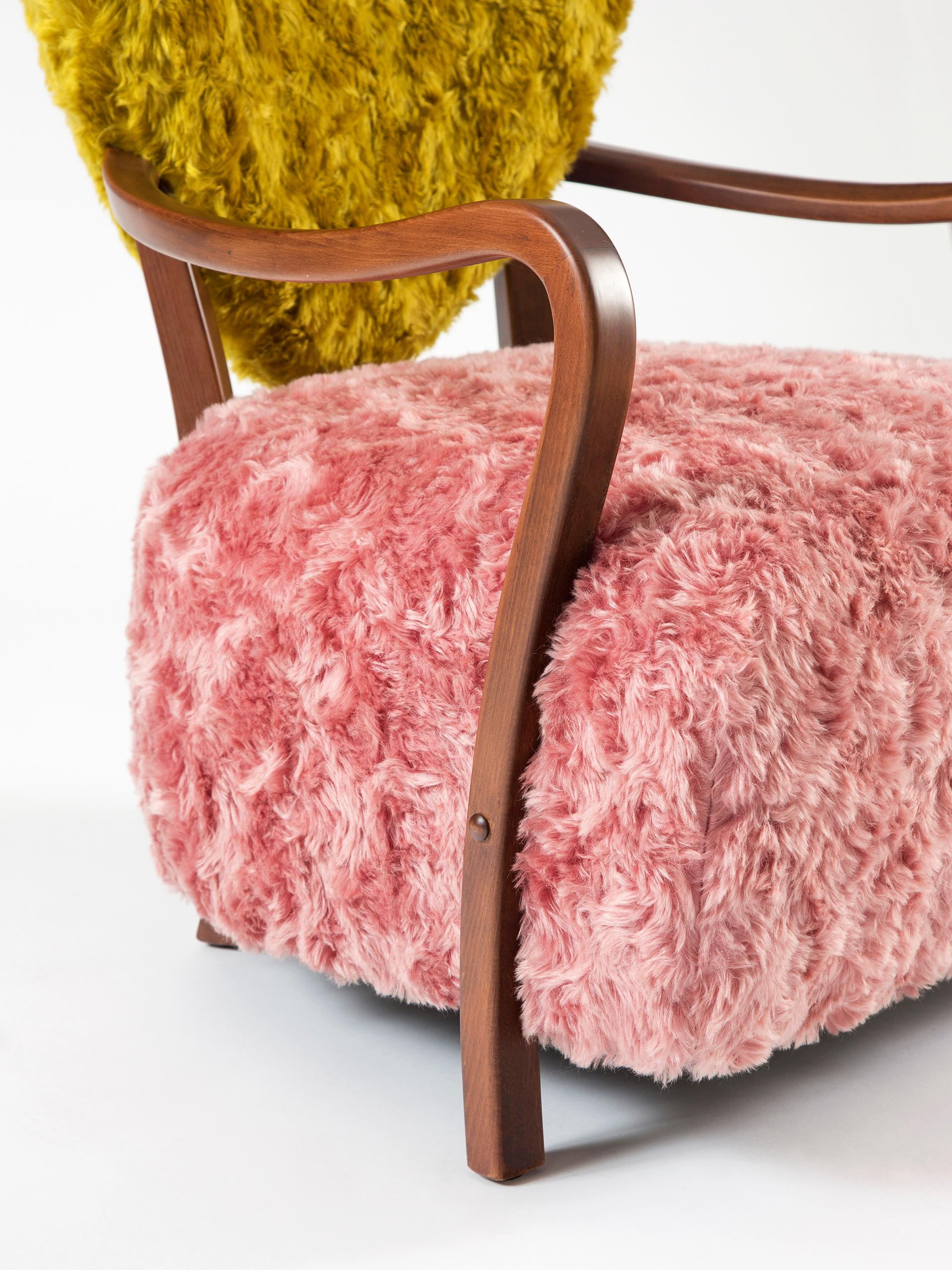 Tissu Fauteuil Uni de Merve Kahraman, tapissé de mohair Kvadrat jaune moutarde et rose en vente