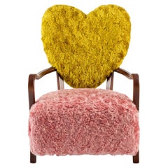 Fauteuil Uni de Merve Kahraman, tapissé de mohair Kvadrat jaune moutarde et rose