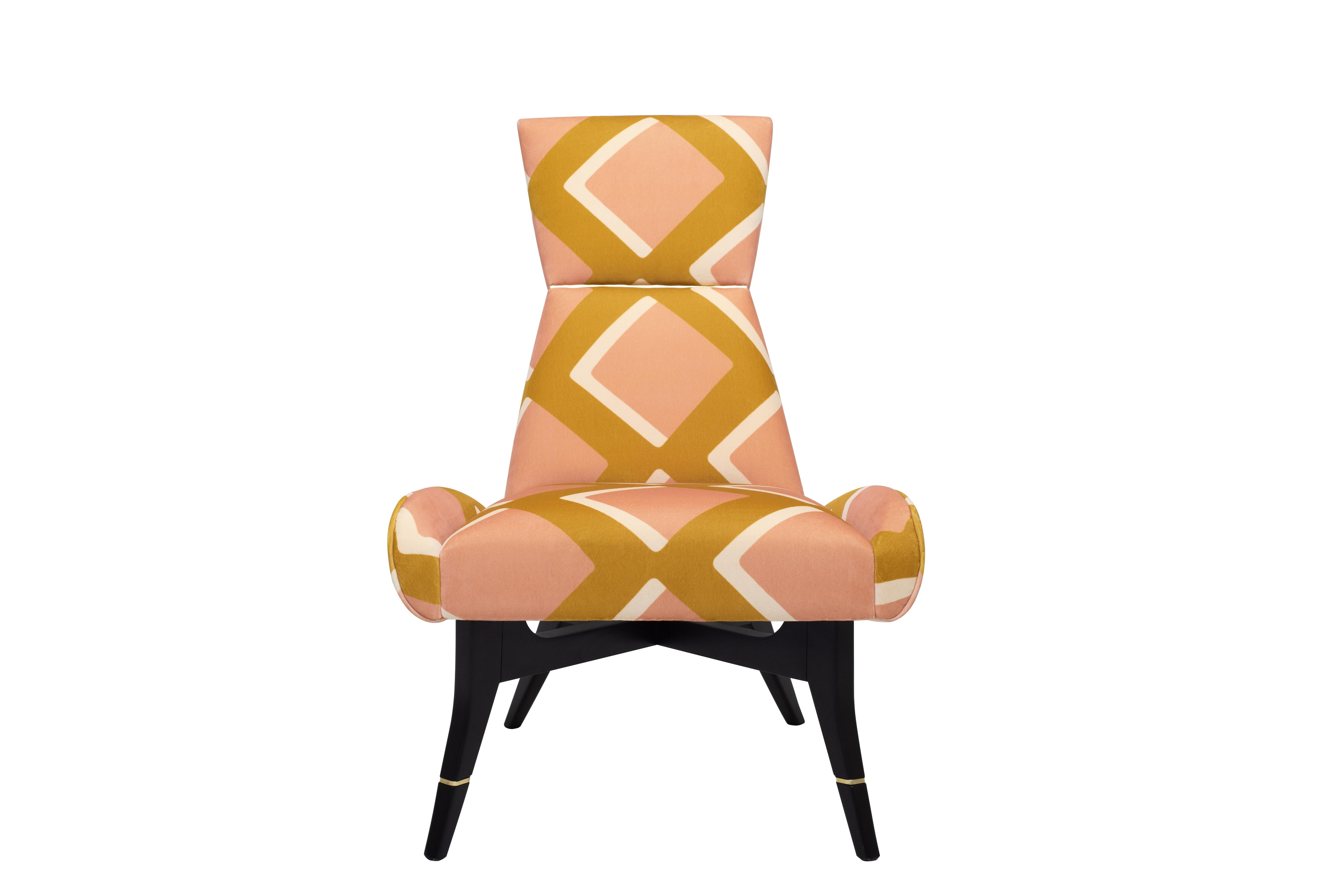 The geometric velvet from the True Velvet collection, designed by India Mahdavi for Pierre Frey, dresses the Uni armchair by Matì.
The polychrome and cosmopolitan style of this fabric joins the hourglass design of the backrest, producing an