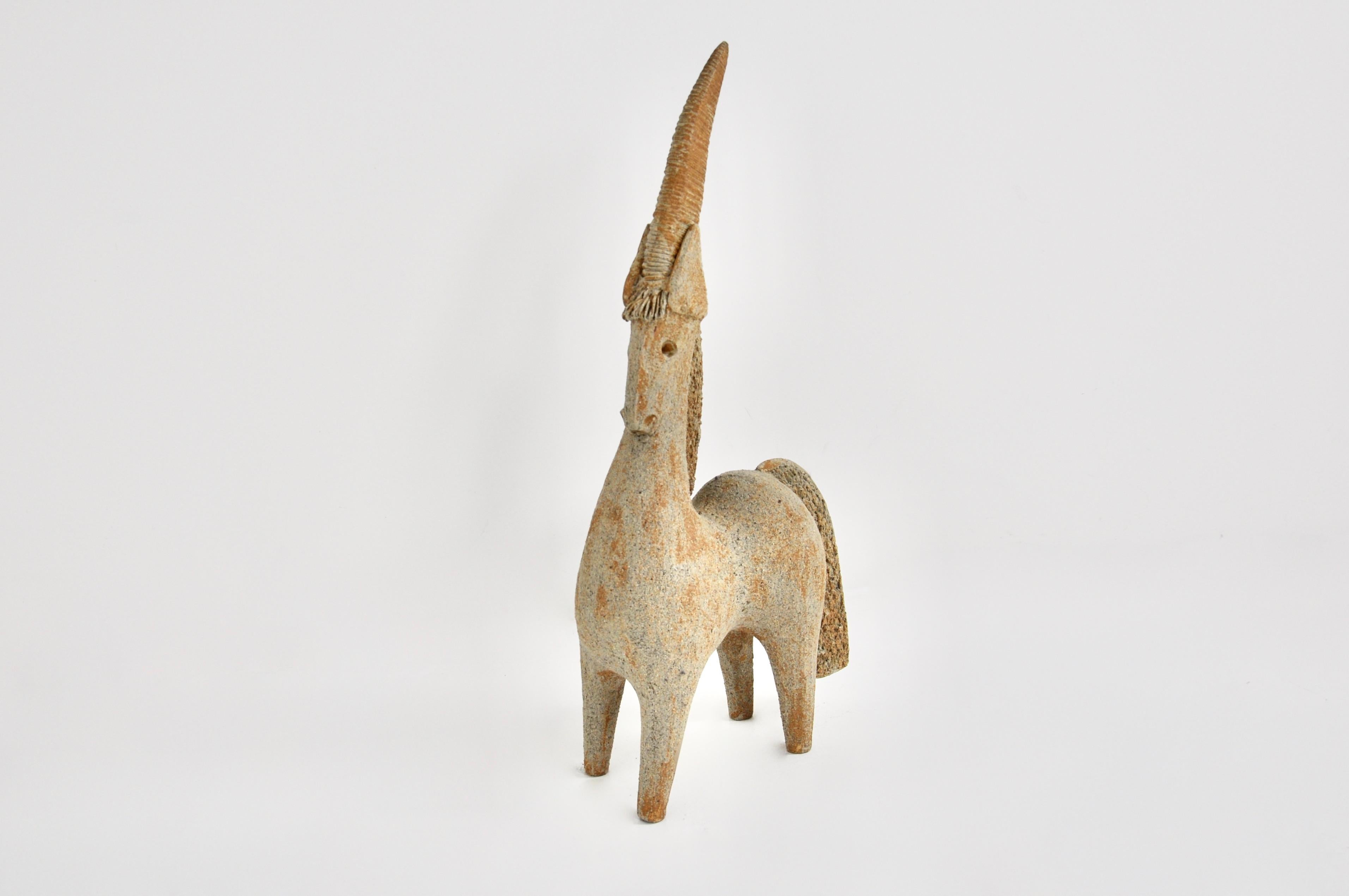 Céramique en forme de licorne conçue par Dominique Pouchain. Estampillé.