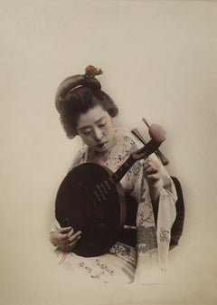 Japanische Frau (mit Instrument)