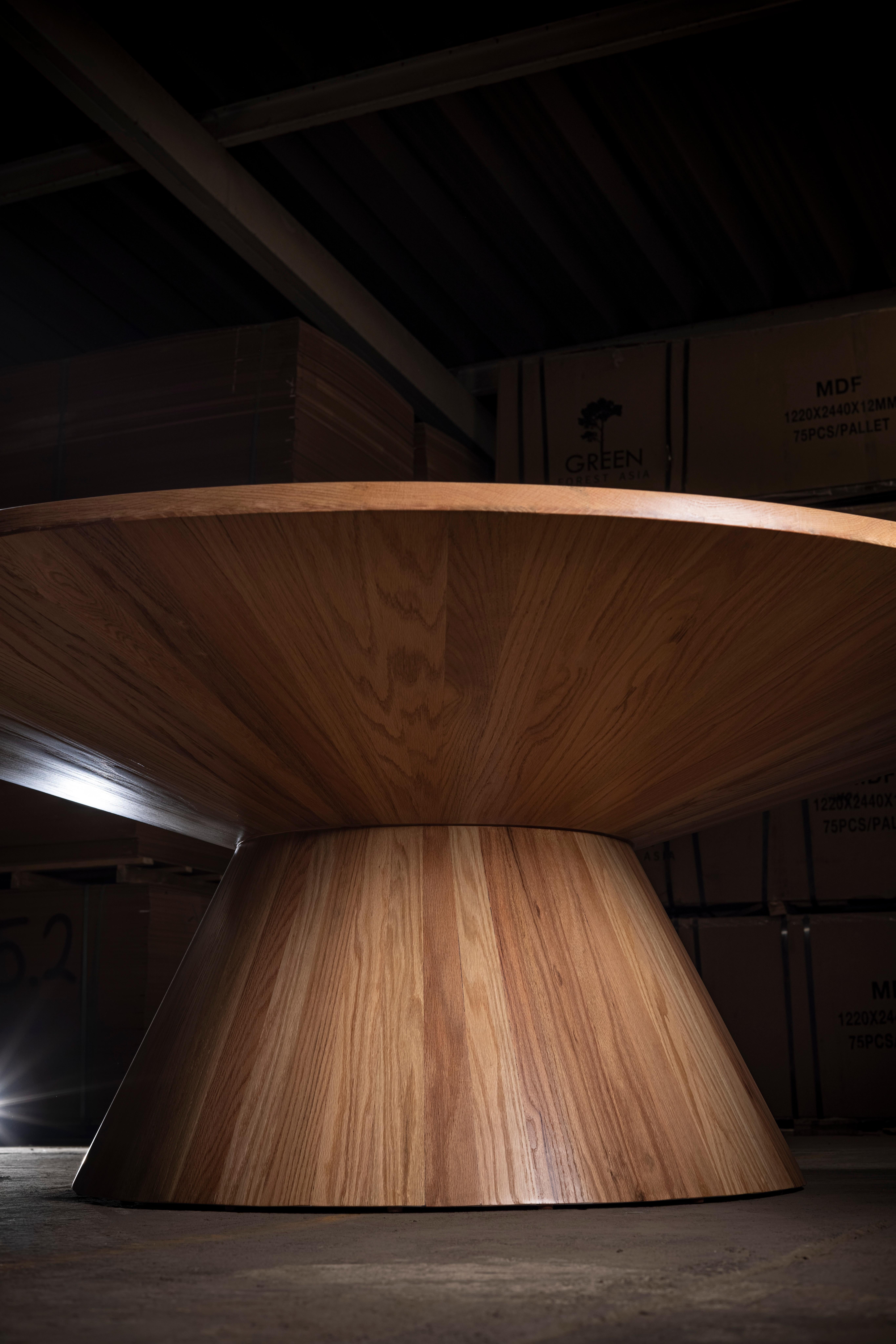 Unidentified Round Dining Table in Solid Red Oak by No Age Studio In New Condition For Sale In Geneve, CH