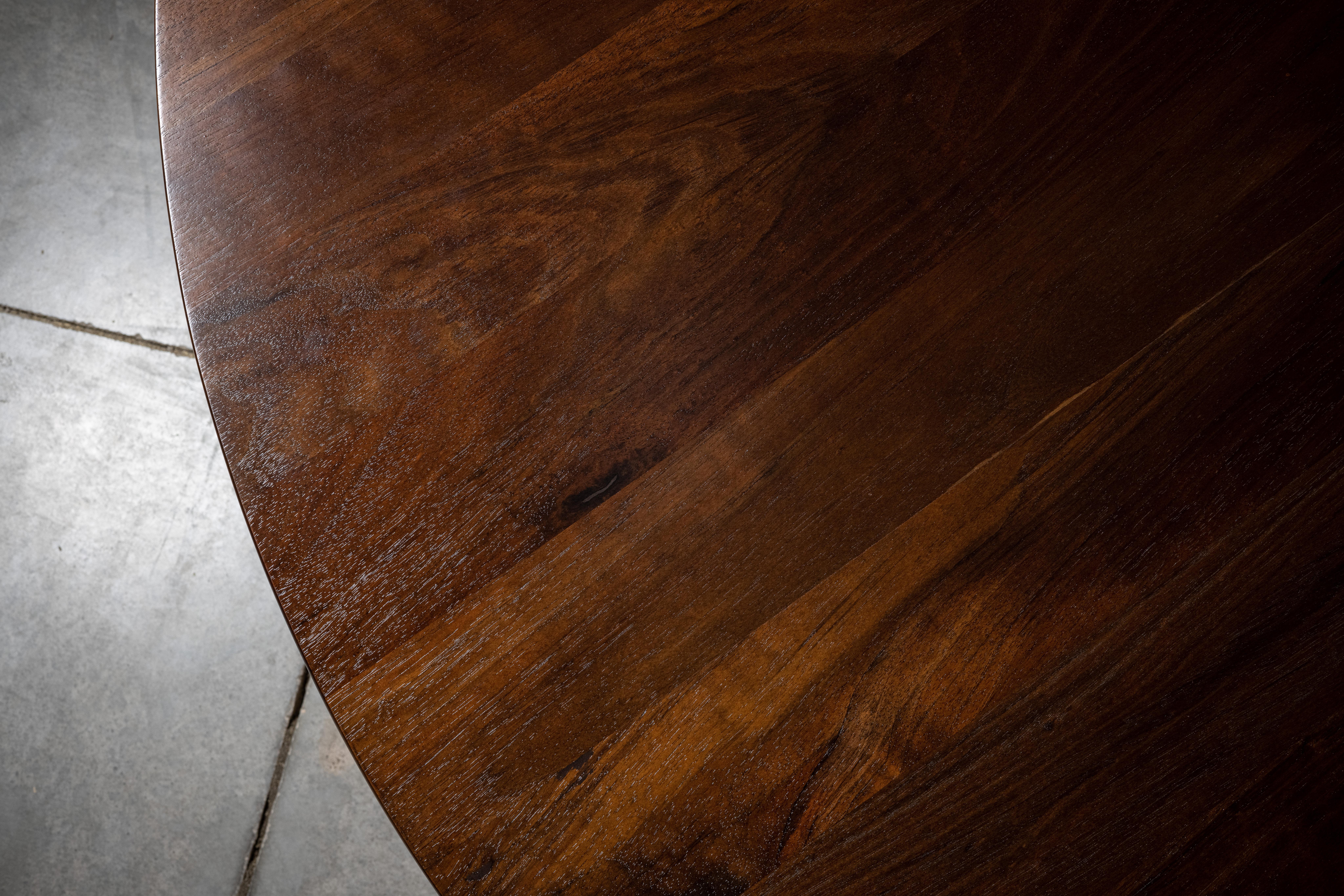 Unidentified Round Dining Table in Walnut by No Age Studio In New Condition For Sale In Geneve, CH