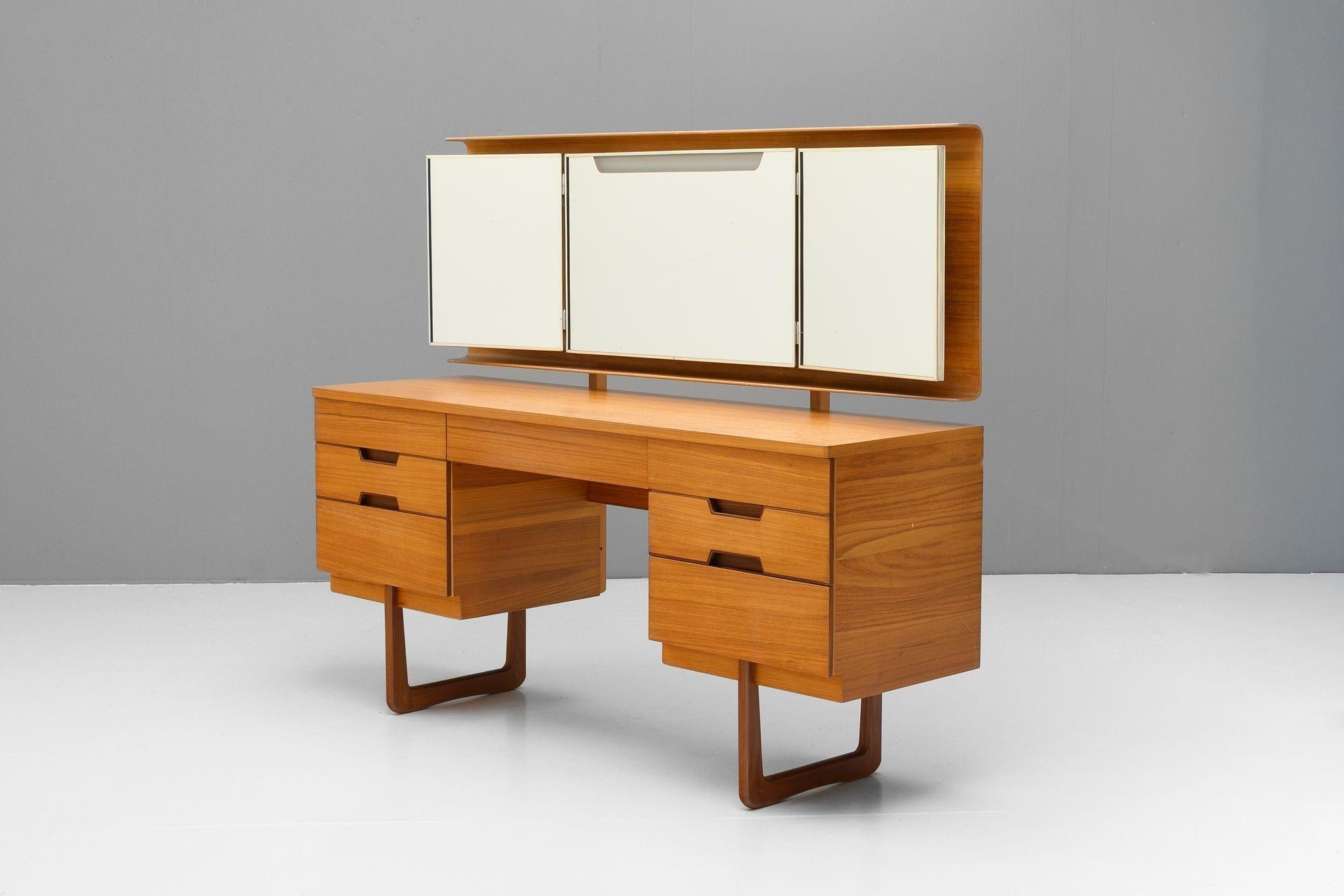 Uniflex dressing table in walnut with an illuminating mirror (re-wired) and two adjustable side mirrors. Fully restored. U.K circa 1960.
H 127cm/71cm x W 153cm x D 45cm